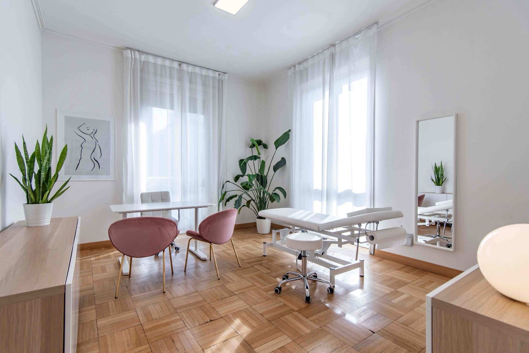 Lettino da visita con tavolo colloquio e grandi piante in studio professionale Lounge presso Spatium Missori, Milano