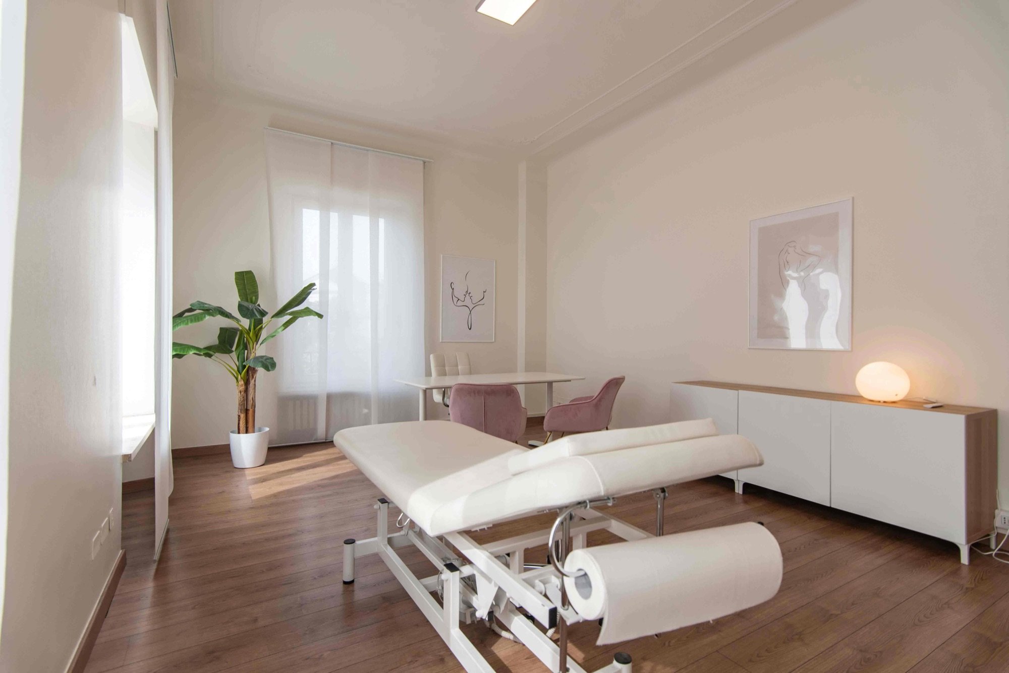 Lettino da visita con tavolo colloquio e mobile in studio professionale Lounge presso Spatium Policlinico, Milano