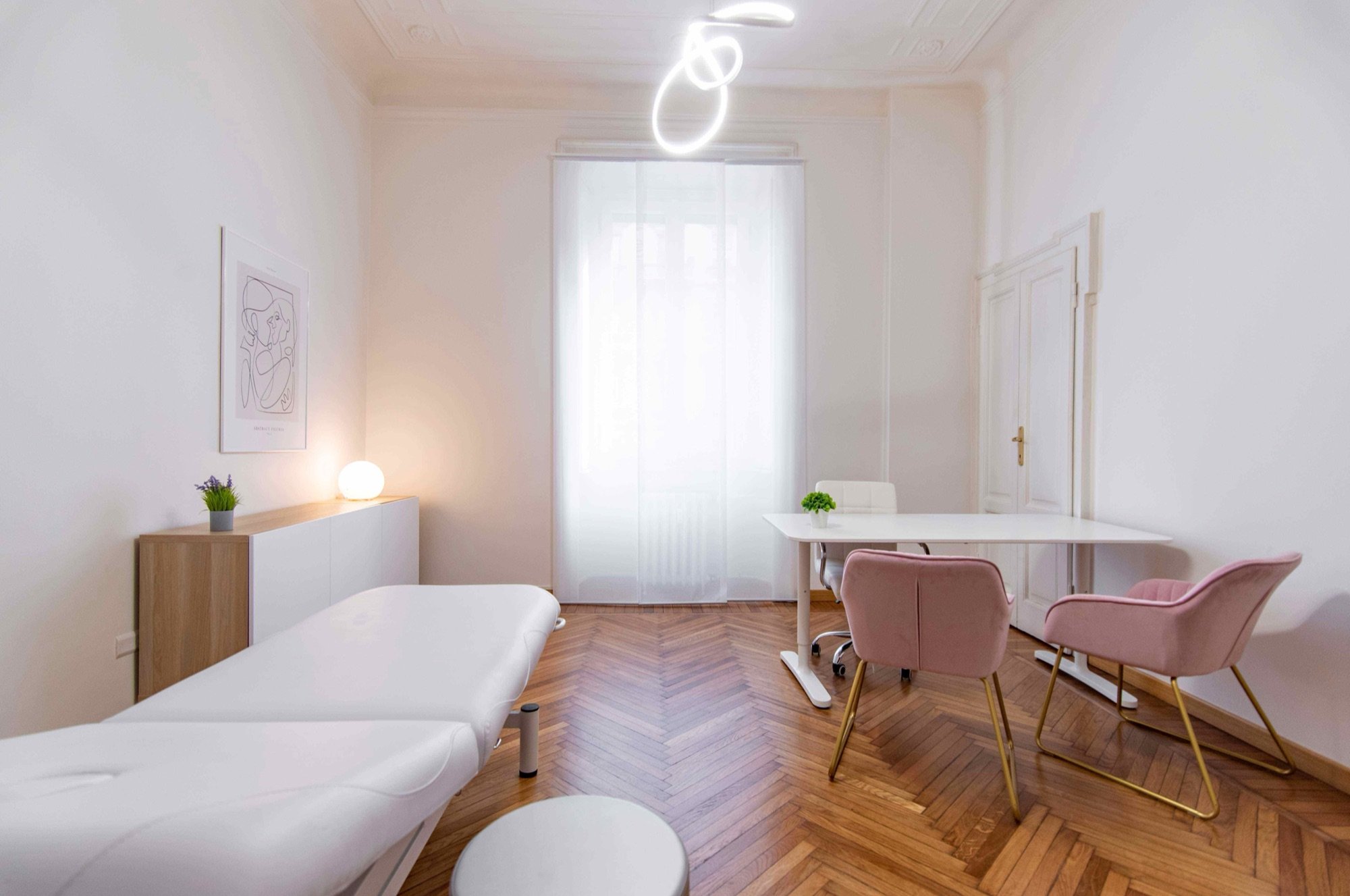 Lettino da visita con tavolo colloquio e mobile in studio professionale Lounge presso Spatium Cinque Giornate, Milano