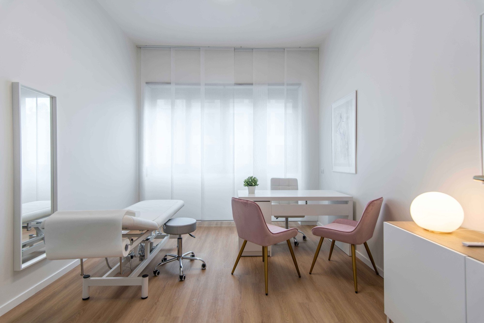 Lettino da visita con tavolo colloquio e sedute rosa in studio professionale Top presso Spatium Vittor Pisani, Milano