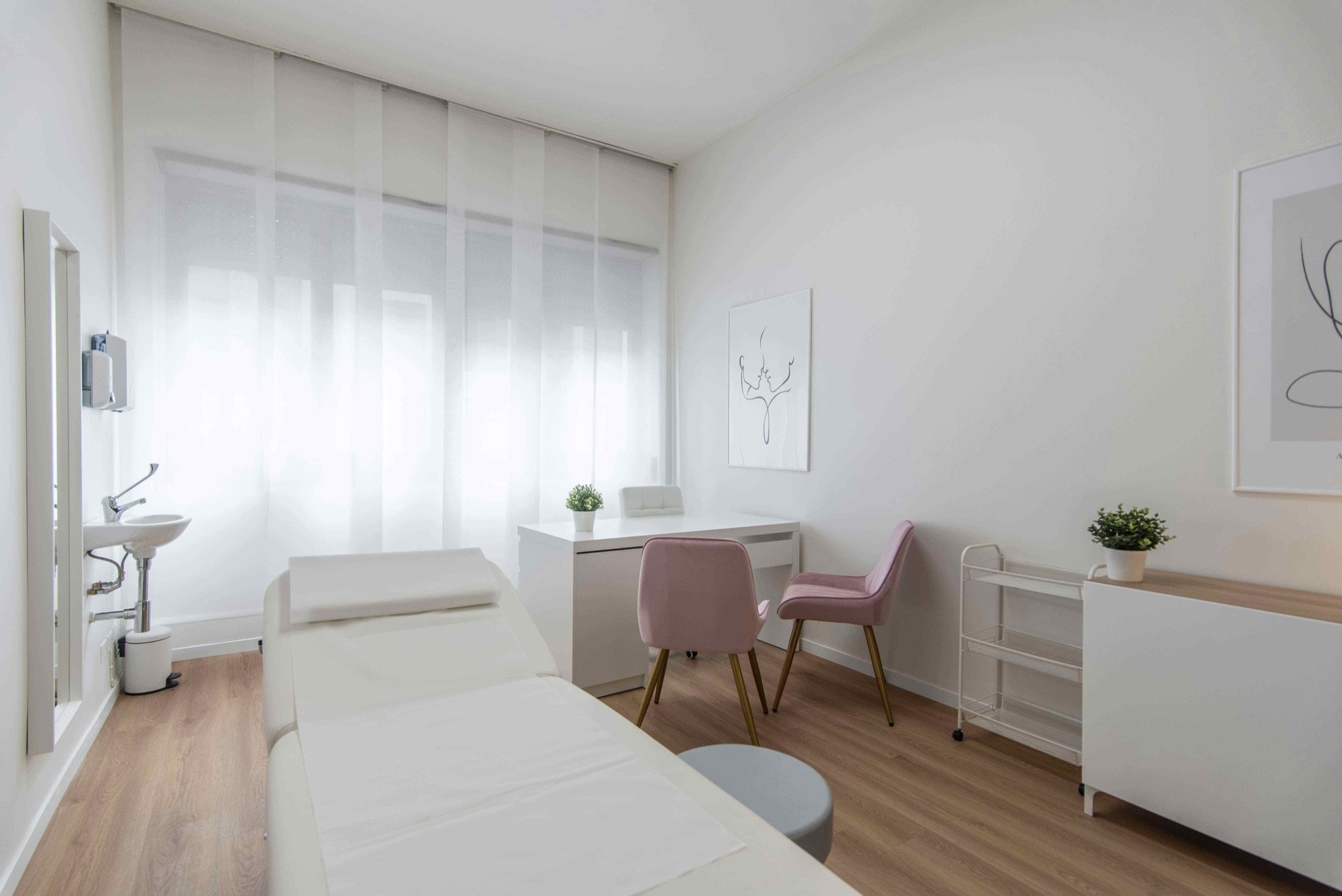 Lettino da visita con tavolo colloquio e sedute rosa in studio professionale Exclusive presso Spatium Vittor Pisani, Milano