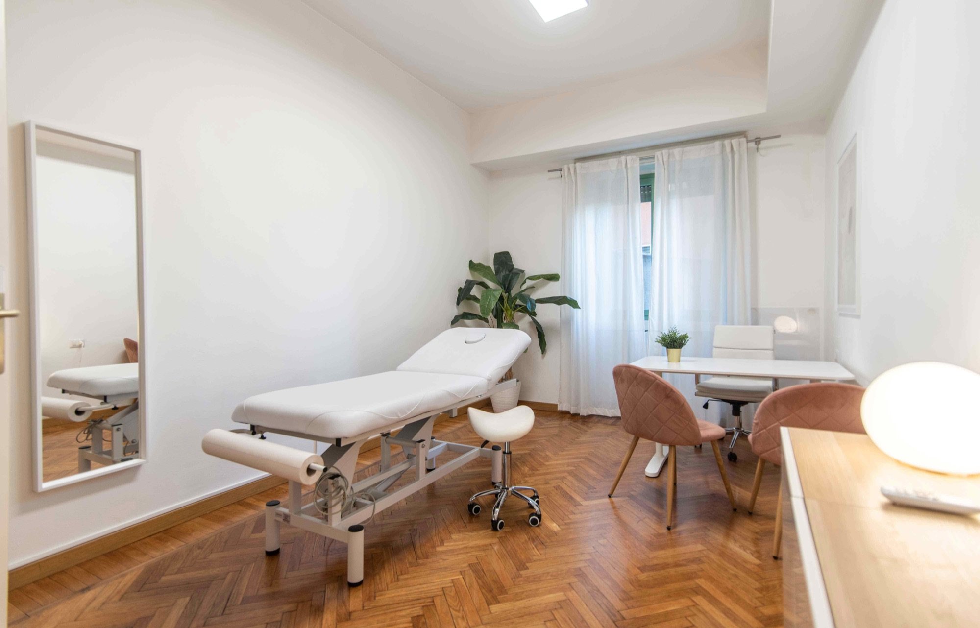 Lettino da visita con tavolo colloquio e specchio in studio professionale Exclusive presso Spatium Loreto, Milano