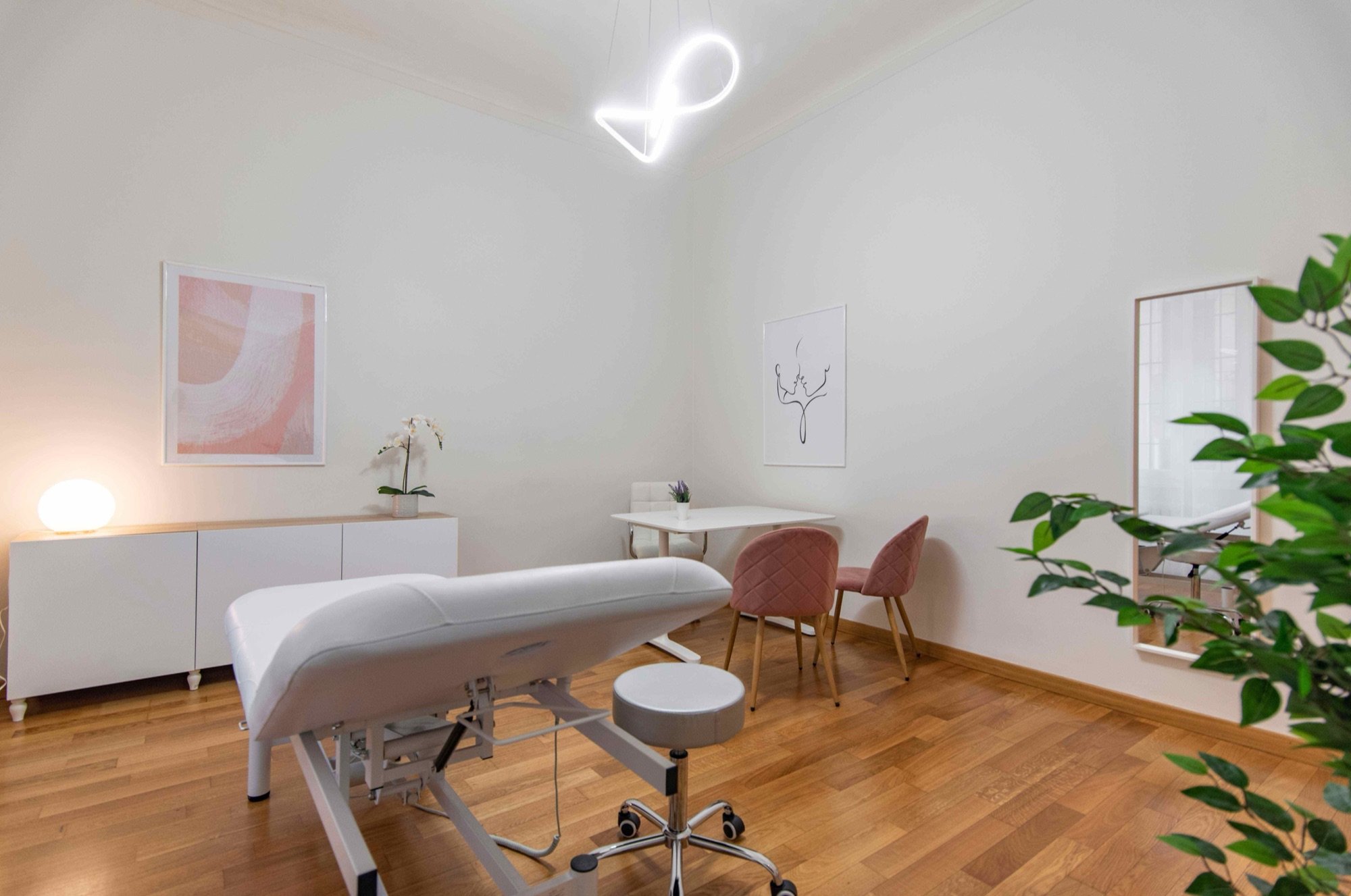 Lettino da visita in primo piano con tavolo e pianta in studio professionale Exclusive presso Spatium Cinque Giornate, Milano