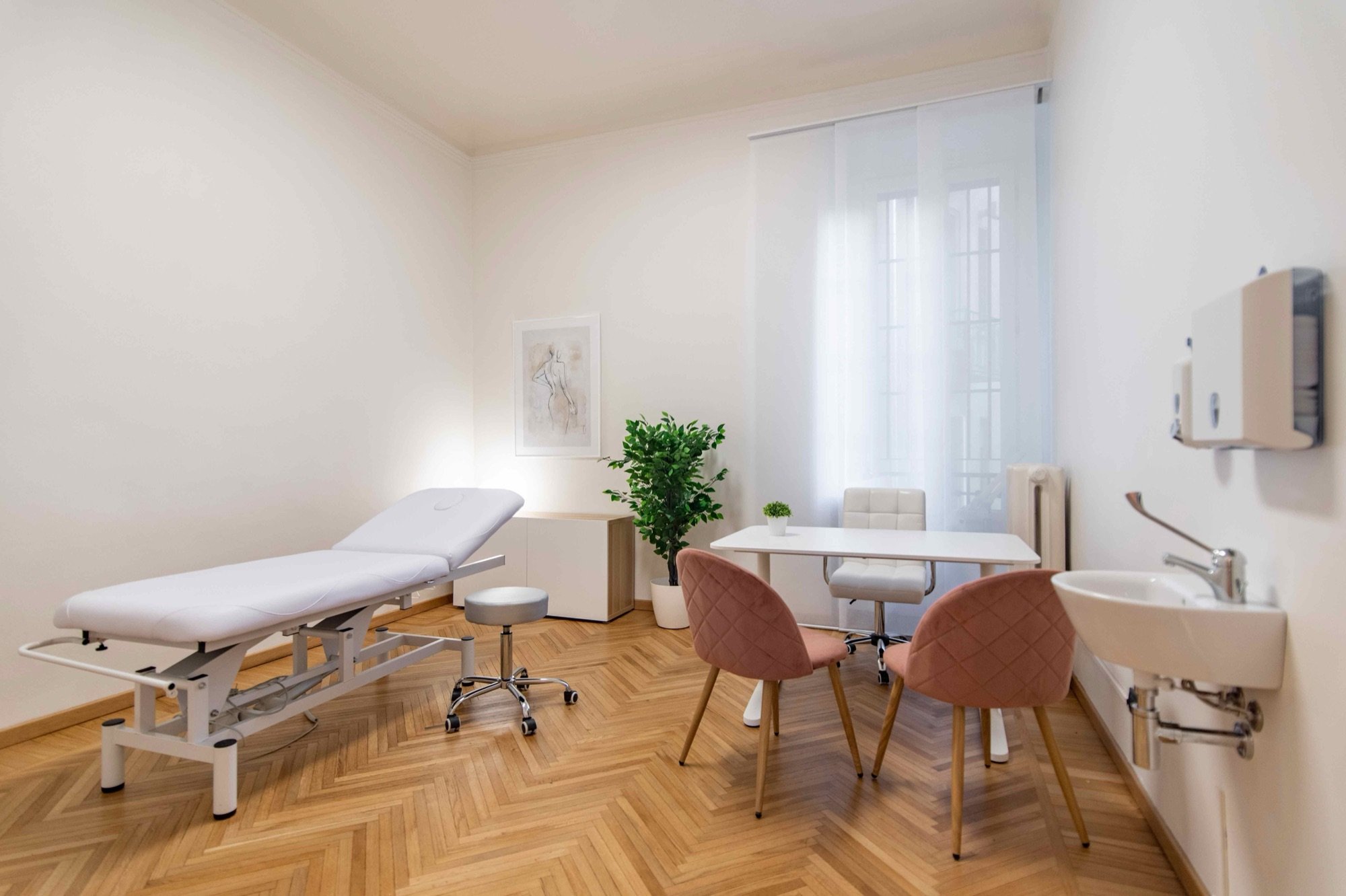 Lettino da visita con tavolo e poltroncine in studio professionale Exclusive presso Spatium Cinque Giornate, Milano
