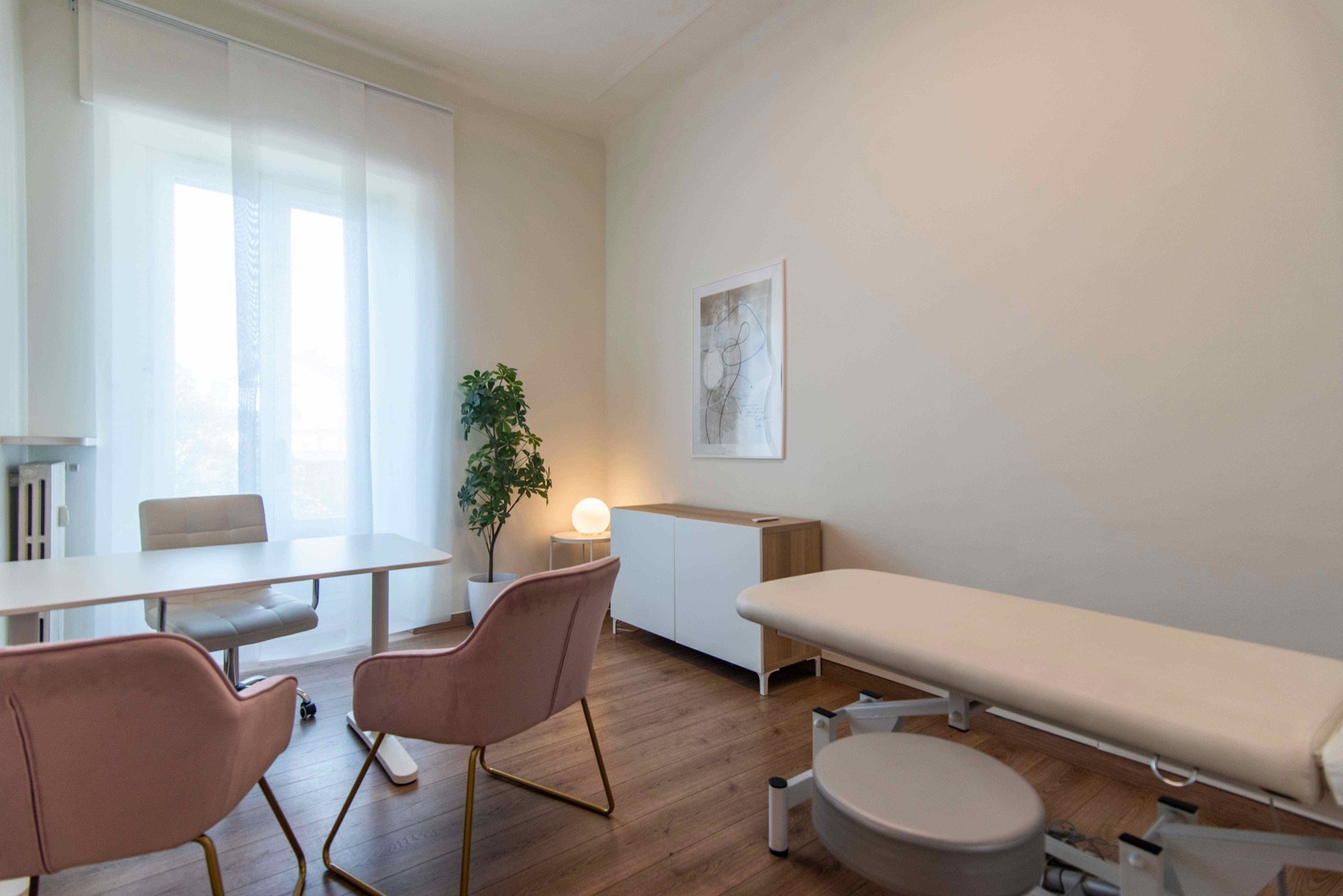 Lettino da visita con tavolo e poltroncine in studio professionale Exclusive presso Spatium Policlinico, Milano