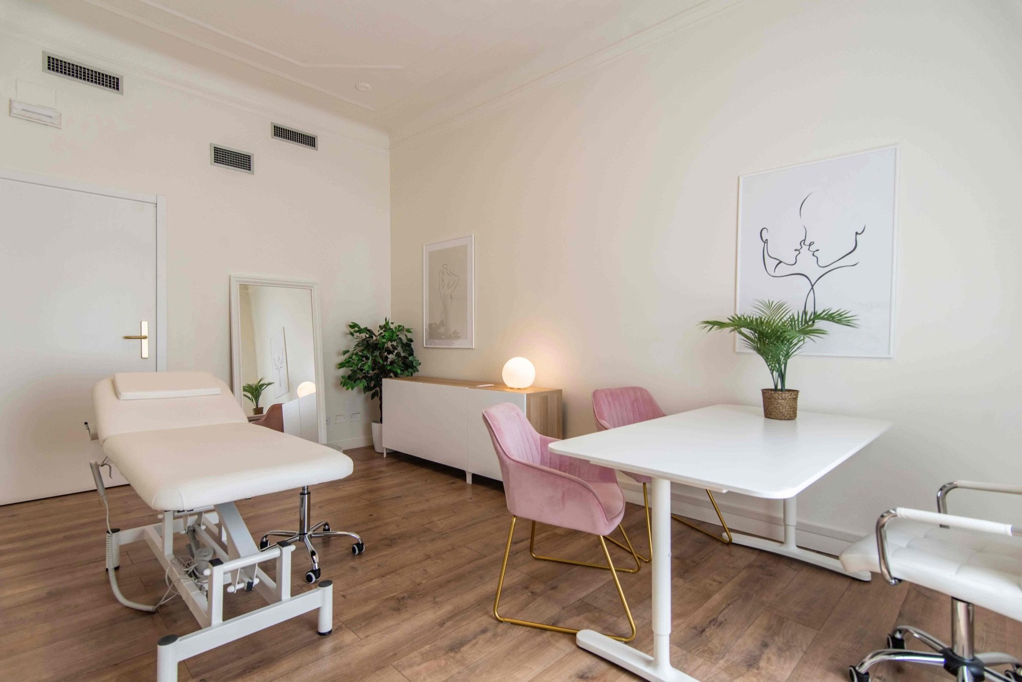 Lettino da visita con tavolo e poltroncine in studio professionale Lounge presso Spatium Policlinico, Milano