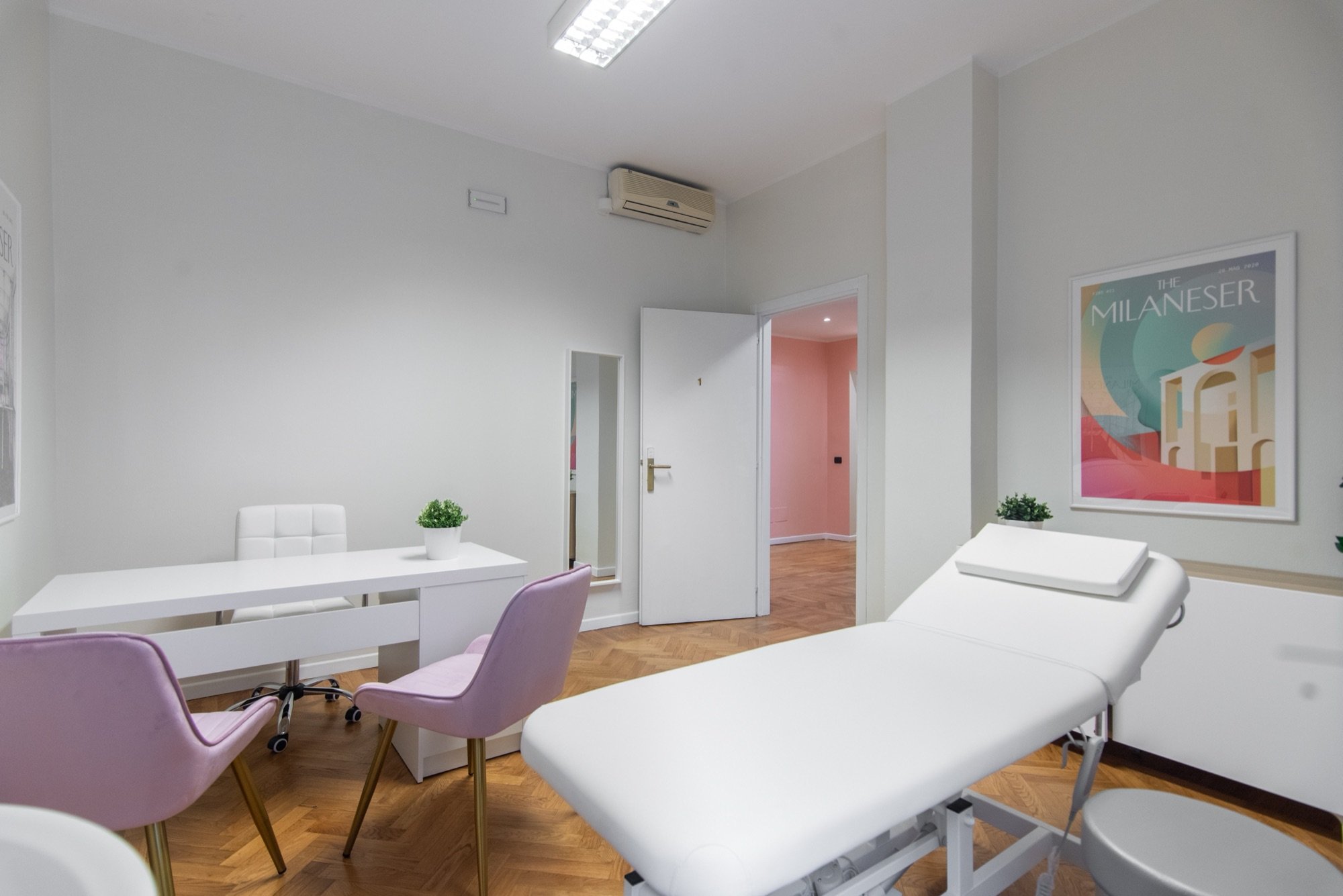 Lettino da visita in primo piano con tavolo e poltroncine in studio professionale Exclusive presso Spatium Santa Sofia, Milano