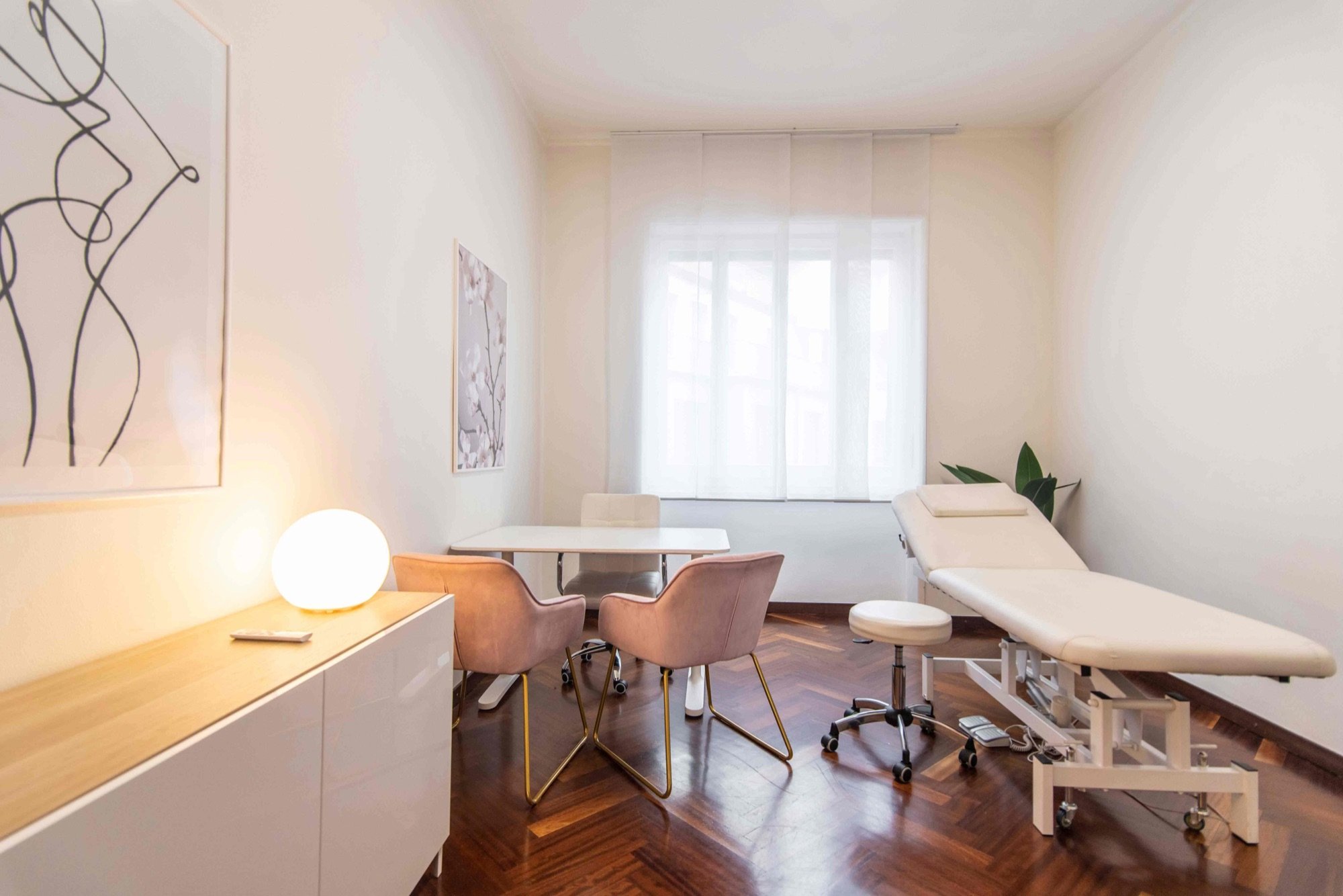 Lettino da visita con tavolo e poltroncine in studio professionale Exclusive presso Spatium Duomo, Milano