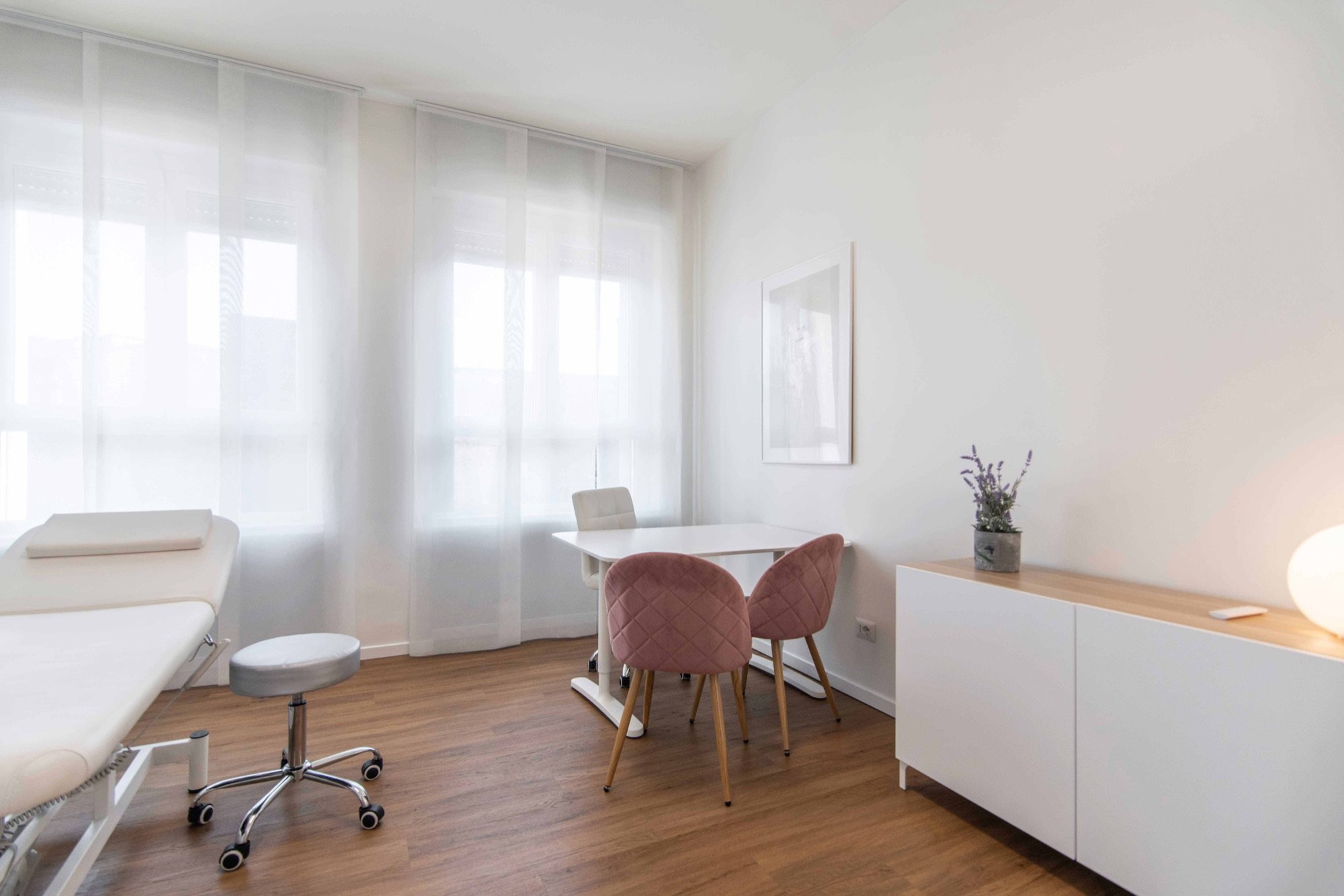 Lettino da visita con tavolo, poltroncine e mobile in studio professionale Top presso Spatium Porta Romana, Milano