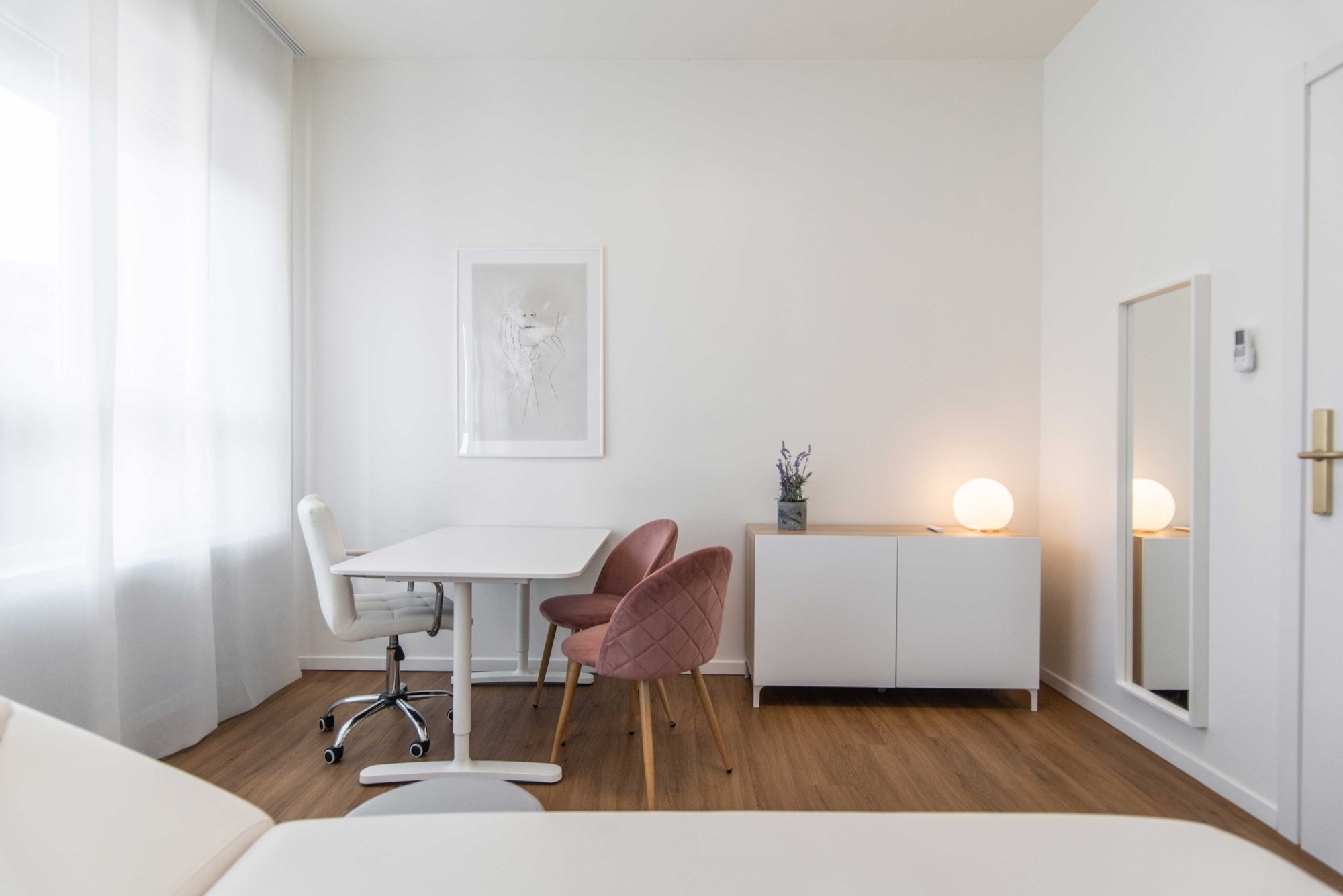 Lettino da visita con tavolo, poltroncine e mobile illuminato in studio professionale Top presso Spatium Porta Romana, Milano