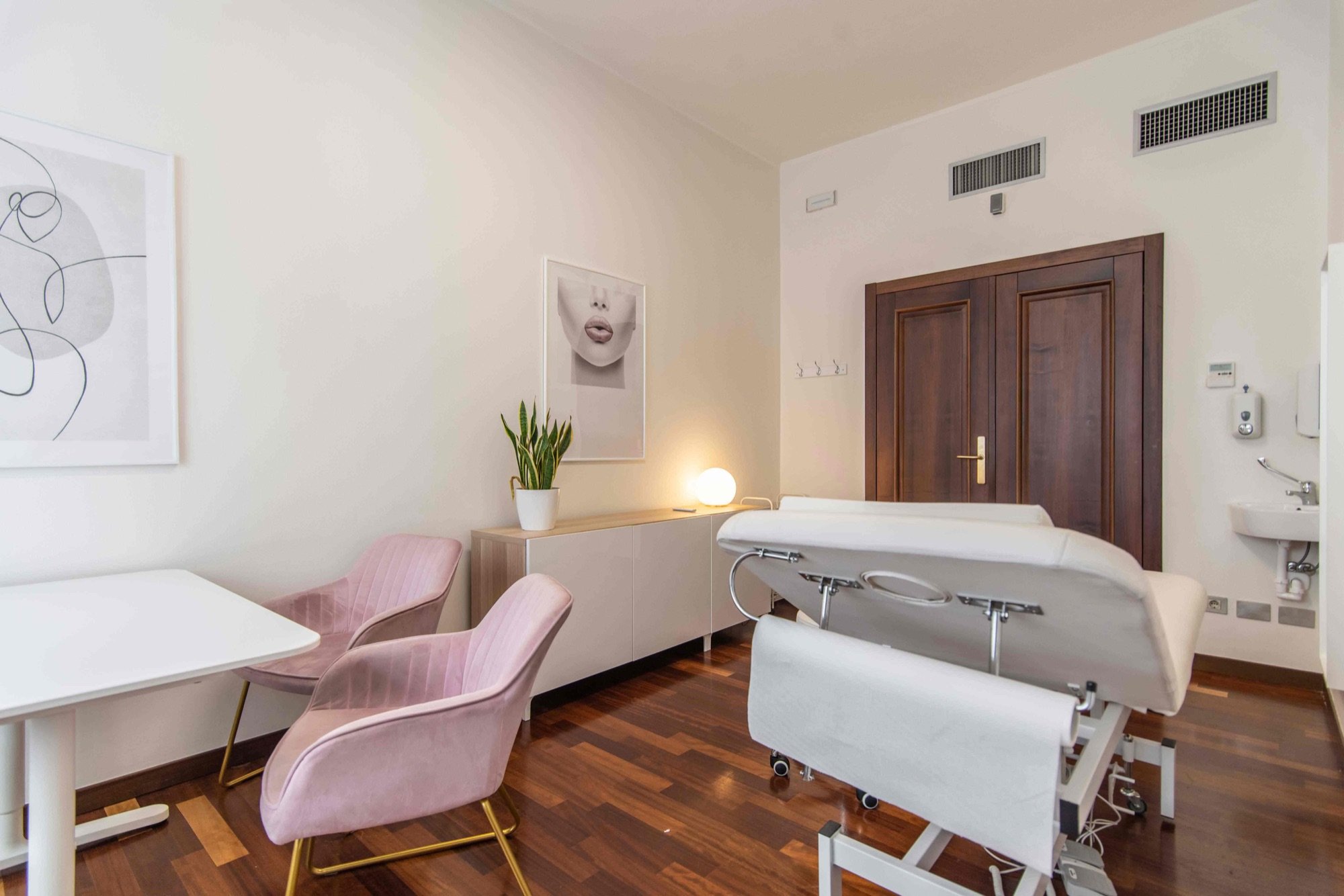 Lettino da visita con tavolo e poltroncine rosa in studio professionale Exclusive presso Spatium Duomo, Milano