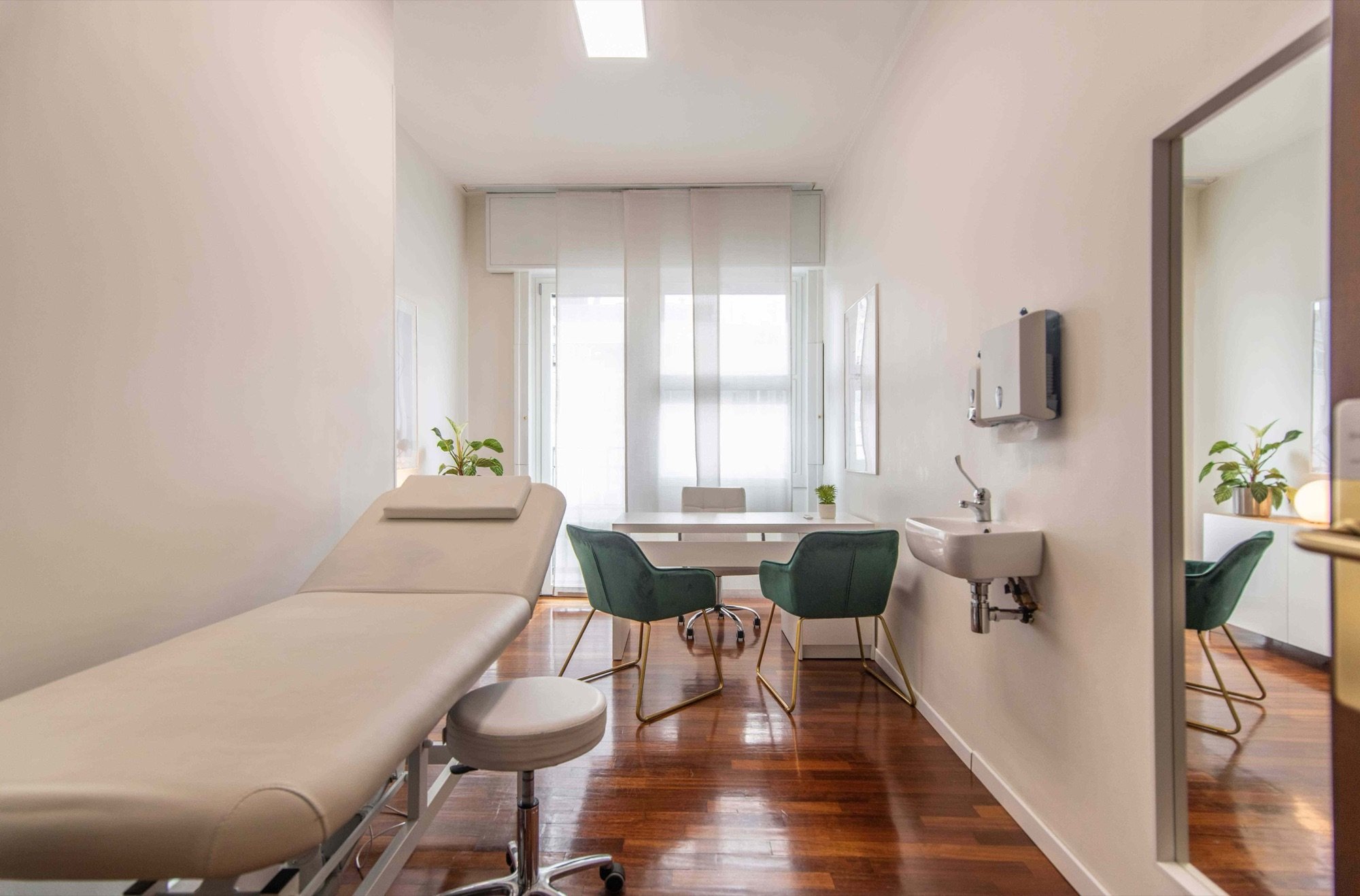 Lettino da visita con tavolo e poltroncine verdi in studio professionale Top presso Spatium Duomo, Milano