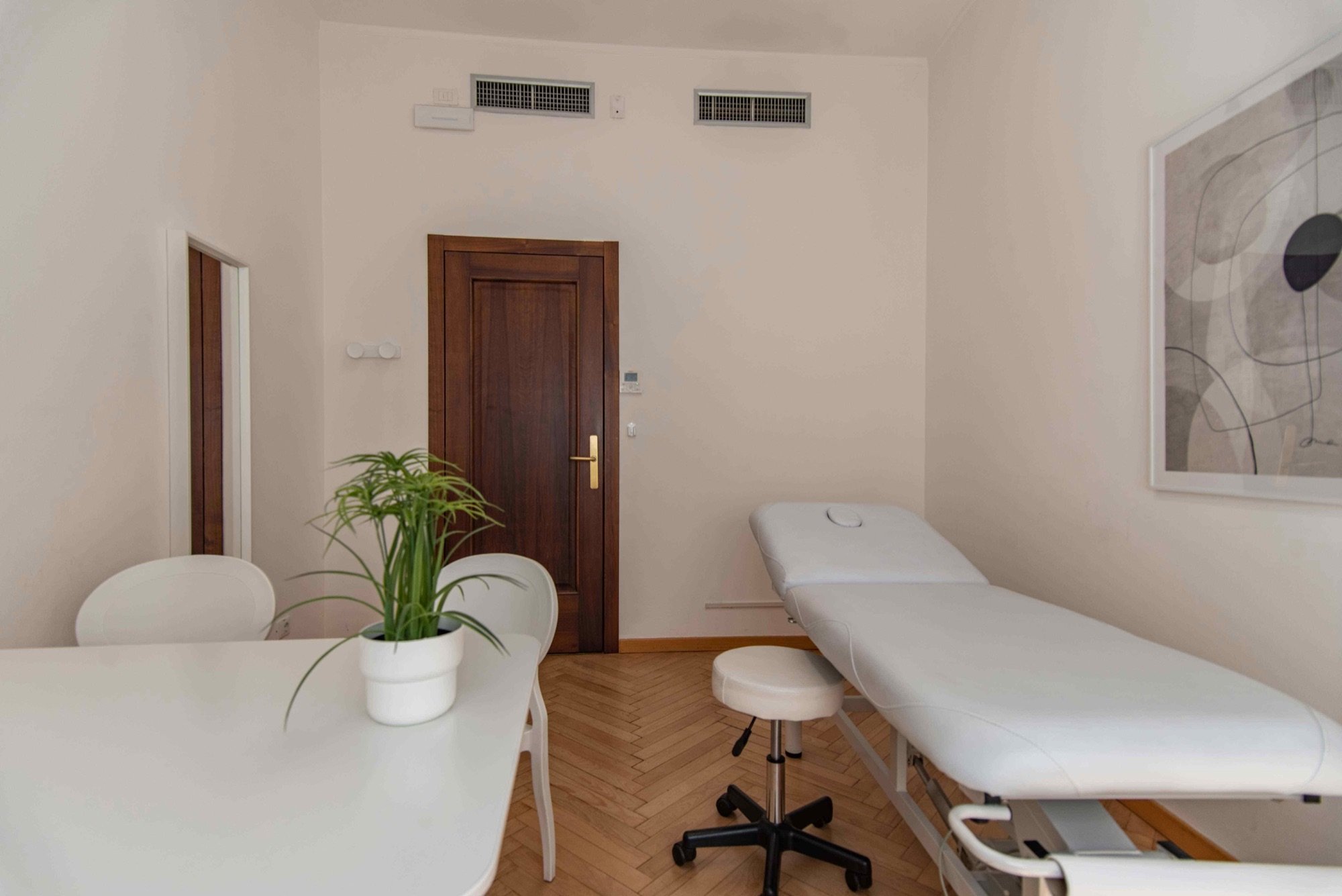 Lettino da visita con tavolo e porta d'ingresso in studio professionale Top presso Spatium Duomo, Milano