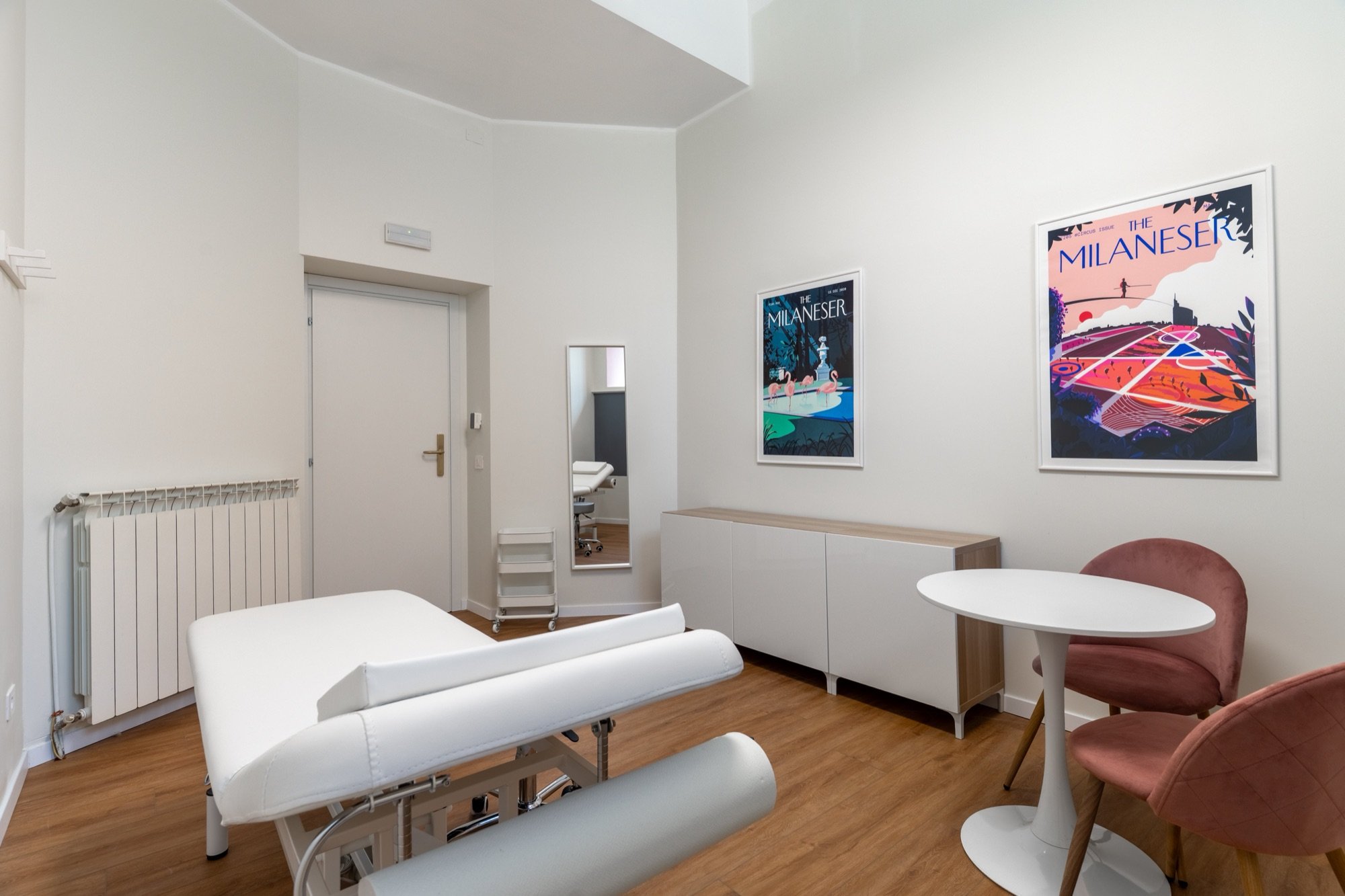 Lettino da visita con tavolo rotondo, poltroncine e opere a parete in studio professionale Premium Spatium Corso Vercelli, Milano