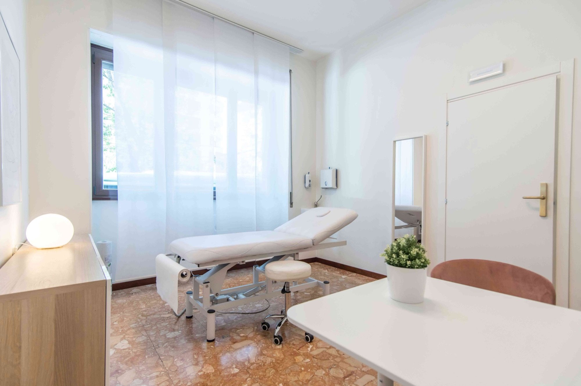 Lettino da visita con tavolo e seduta rosa in studio professionale Top presso Spatium Repubblica, Milano