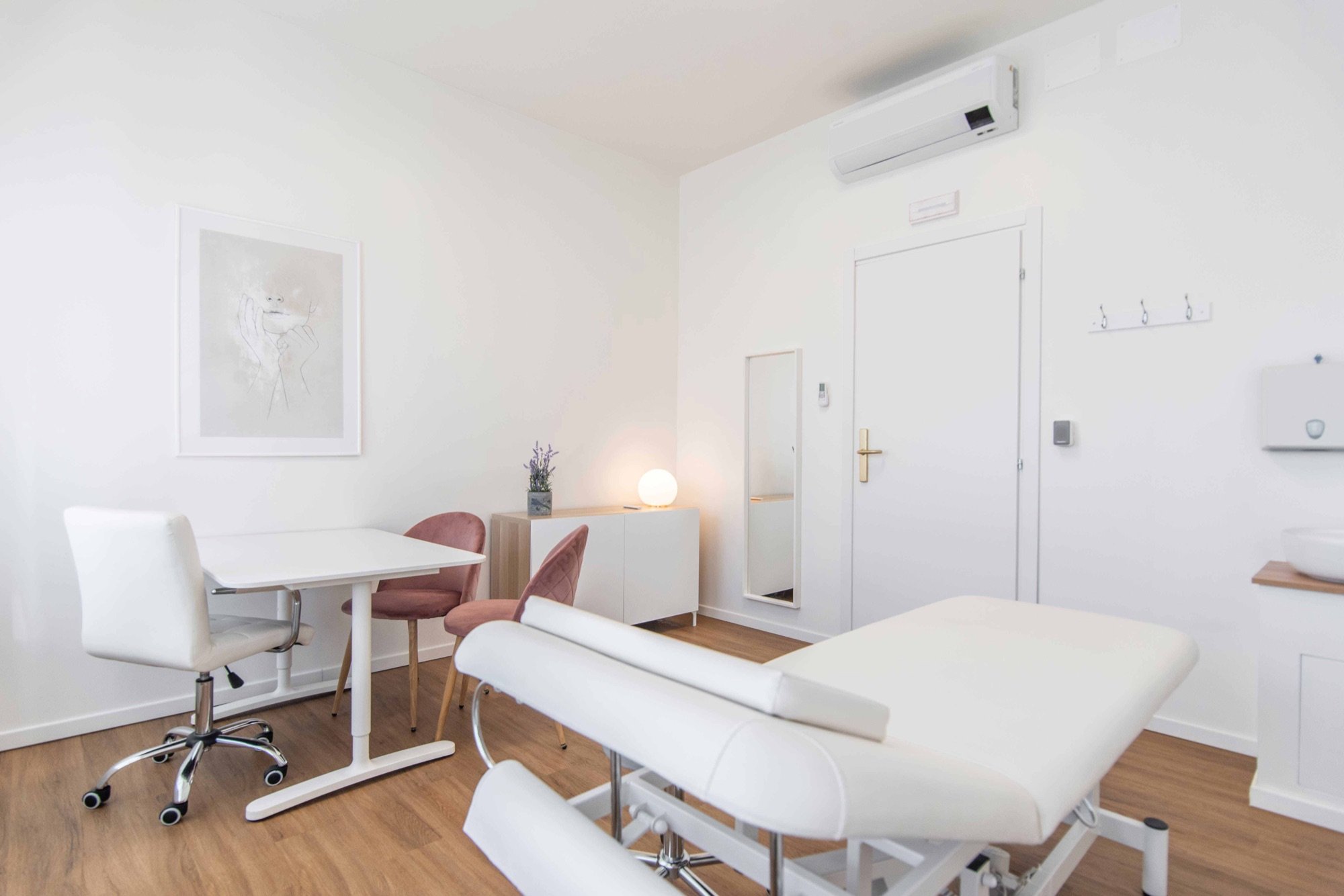 Lettino da visita in primo piano con tavolo e sedute in studio professionale Top presso Spatium Porta Romana, Milano