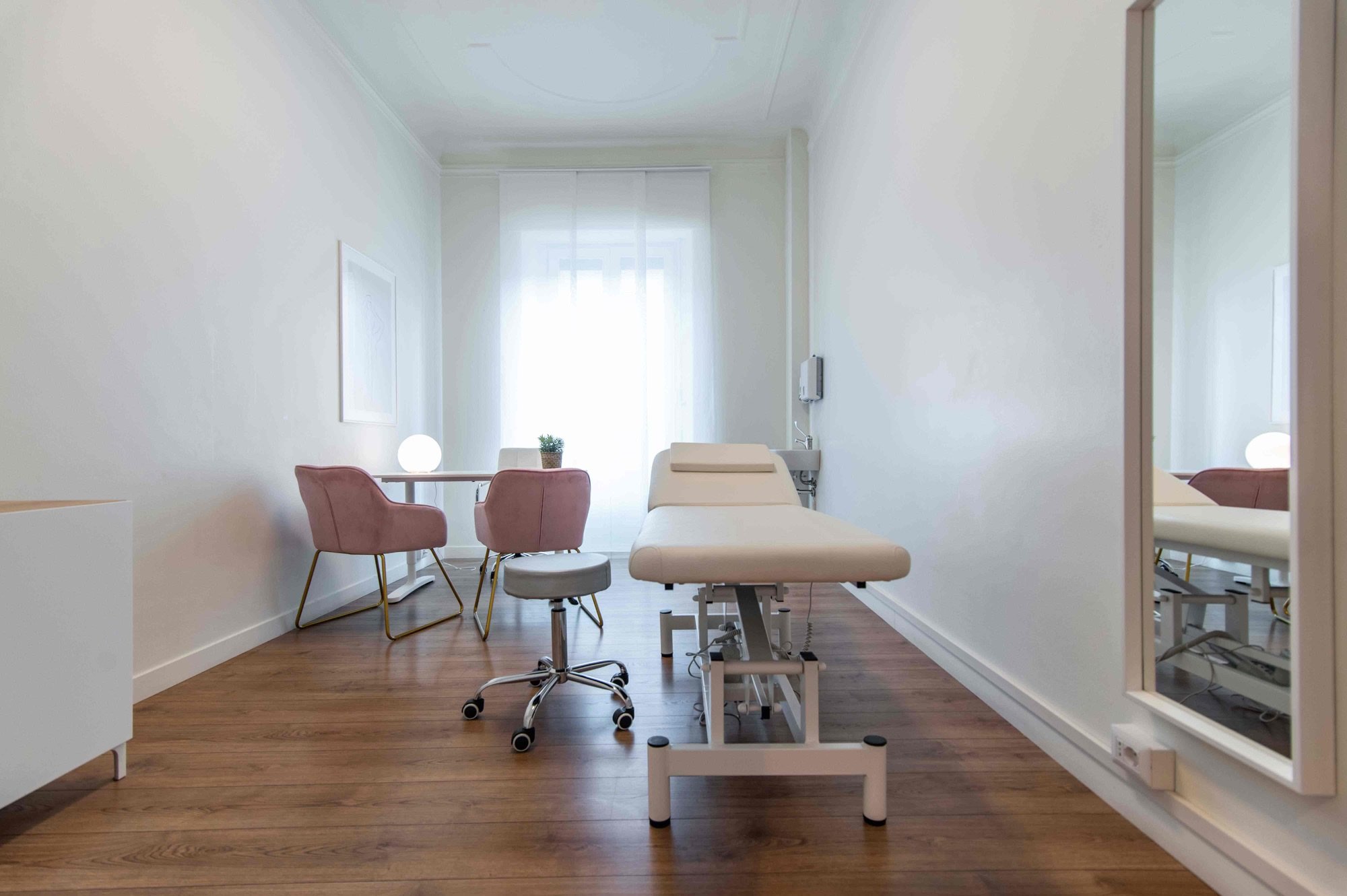 Lettino da visita con tavolo e sedute in studio professionale Exclusive presso Spatium Policlinico, Milano