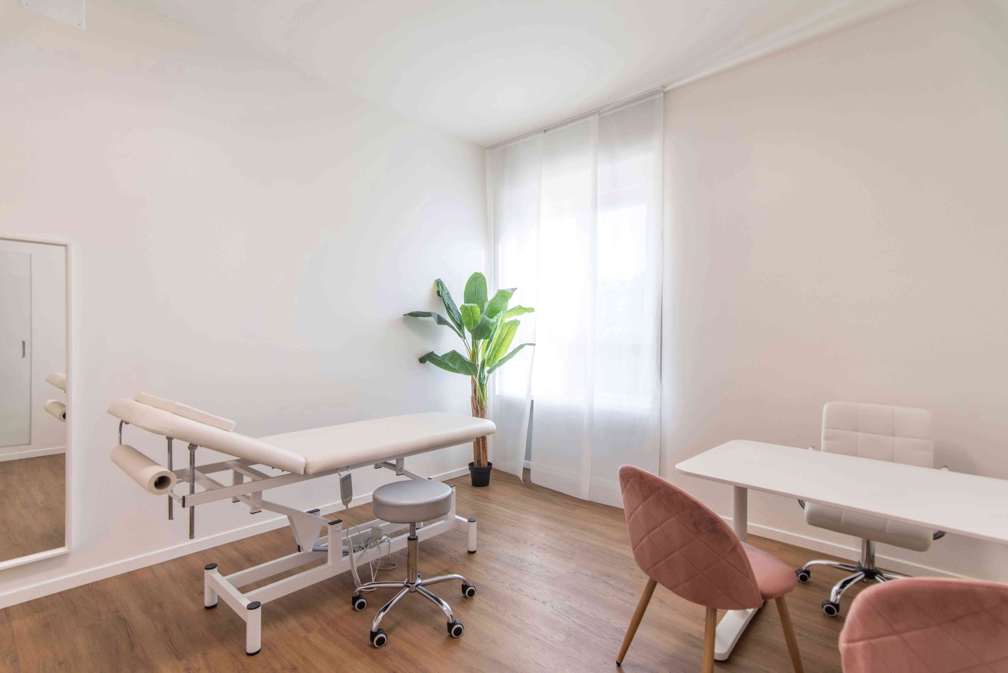 Lettino da visita con tavolo e sedute vicino alla finestra in studio professionale Exclusive presso Spatium Porta Romana, Milano