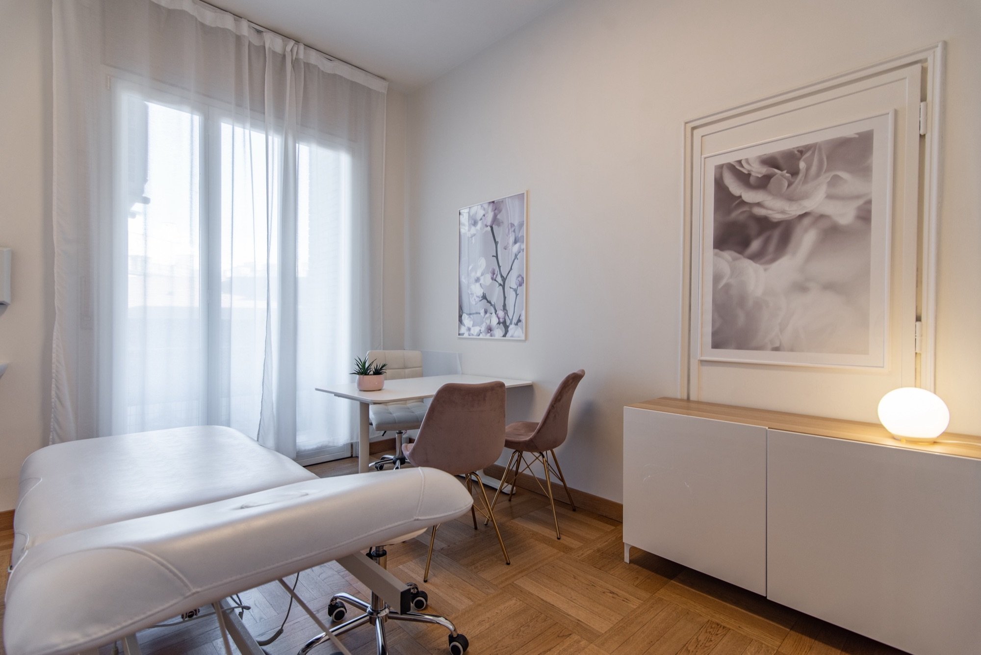 Lettino da visita con tavolo, sedute e mobile in studio professionale Top presso Spatium Missori, Milano