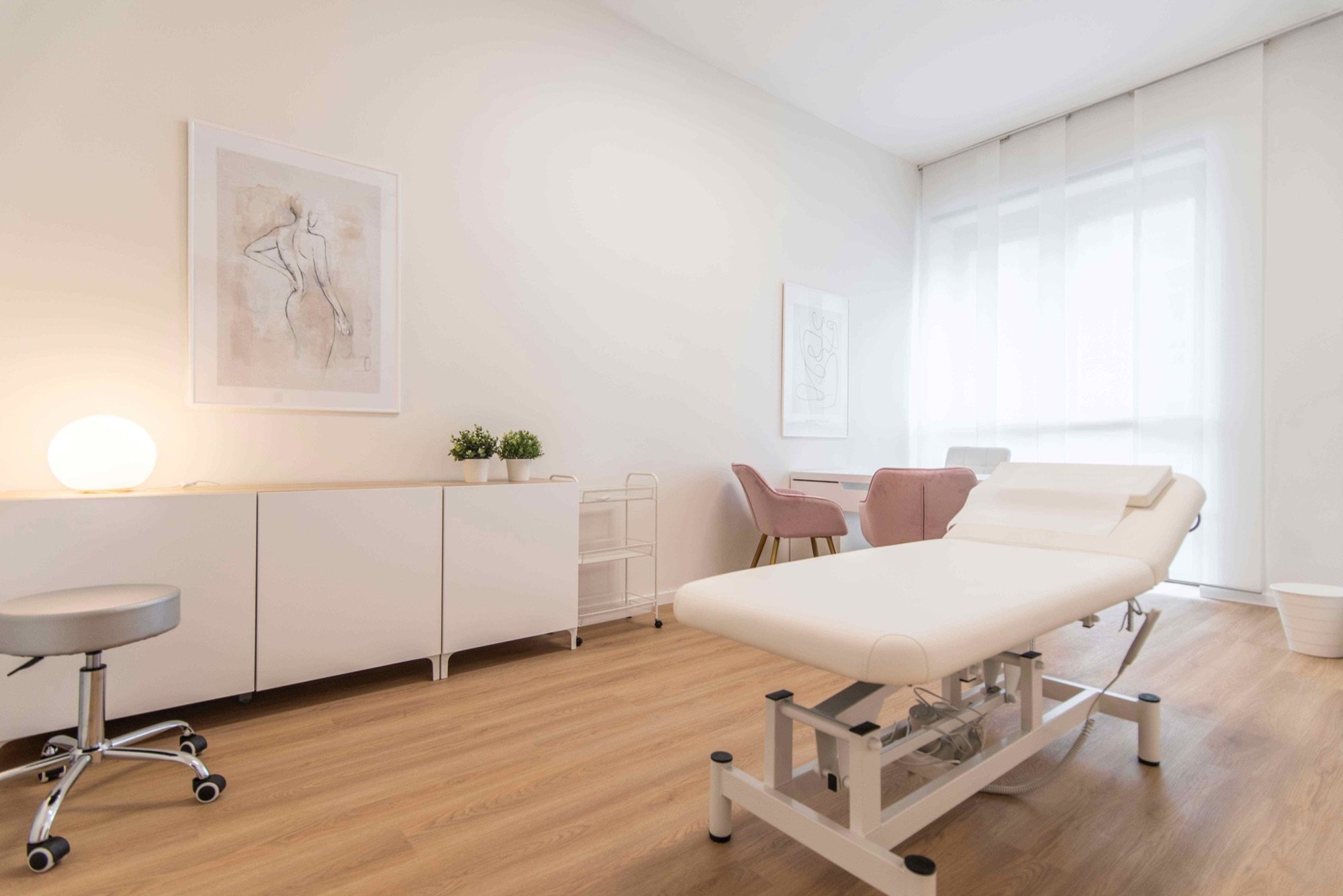 Lettino da visita con tavolo, sedute e mobile illuminato in studio professionale Exclusive presso Spatium Vittor Pisani, Milano