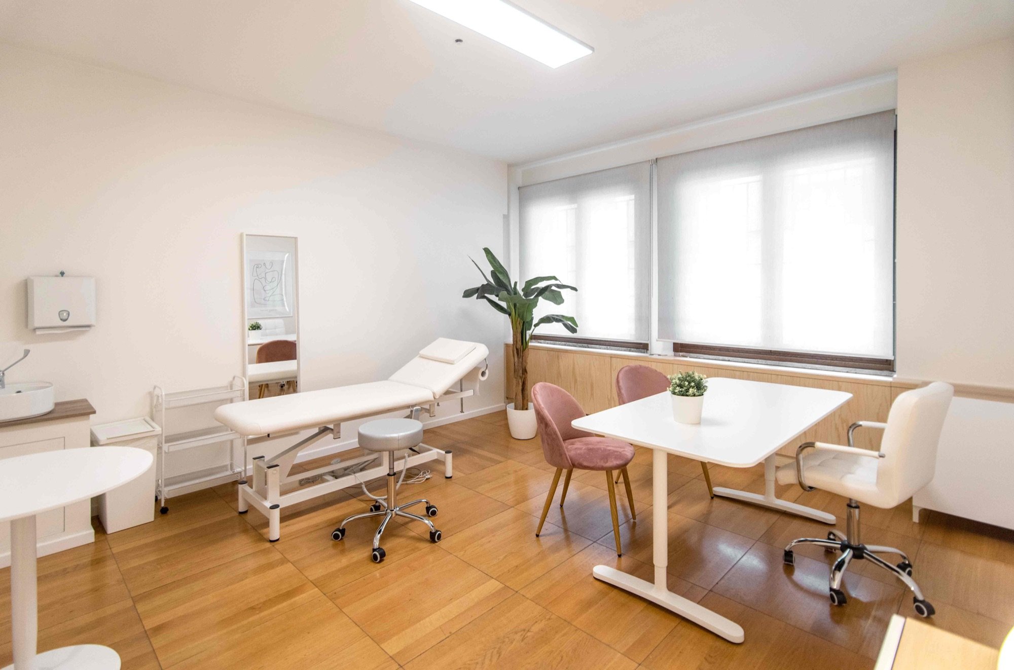 Lettino da visita con tavolo, sedute e pianta in studio professionale Lounge presso Spatium Corso Italia, Milano