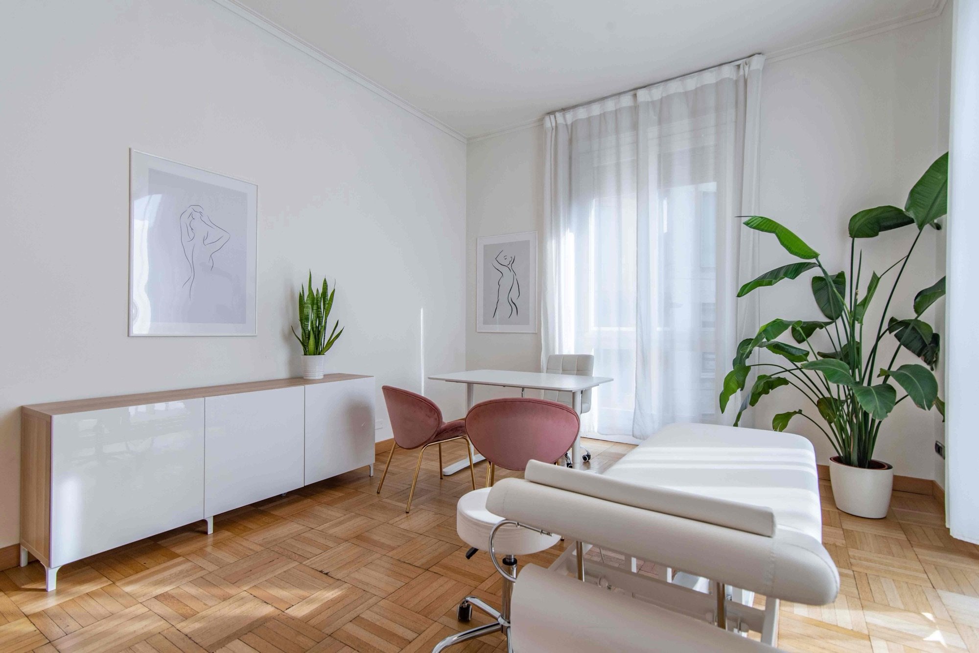 studio-professionale-milano-lettino-visita-tavolo-sedute-piante-d537a09