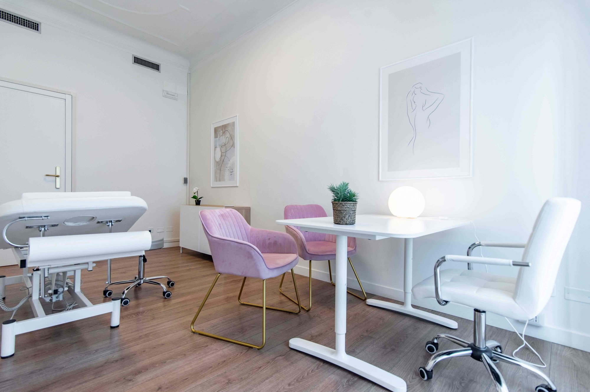 Lettino da visita con tavolo, sedute e poltroncina in studio professionale Exclusive presso Spatium Policlinico, Milano