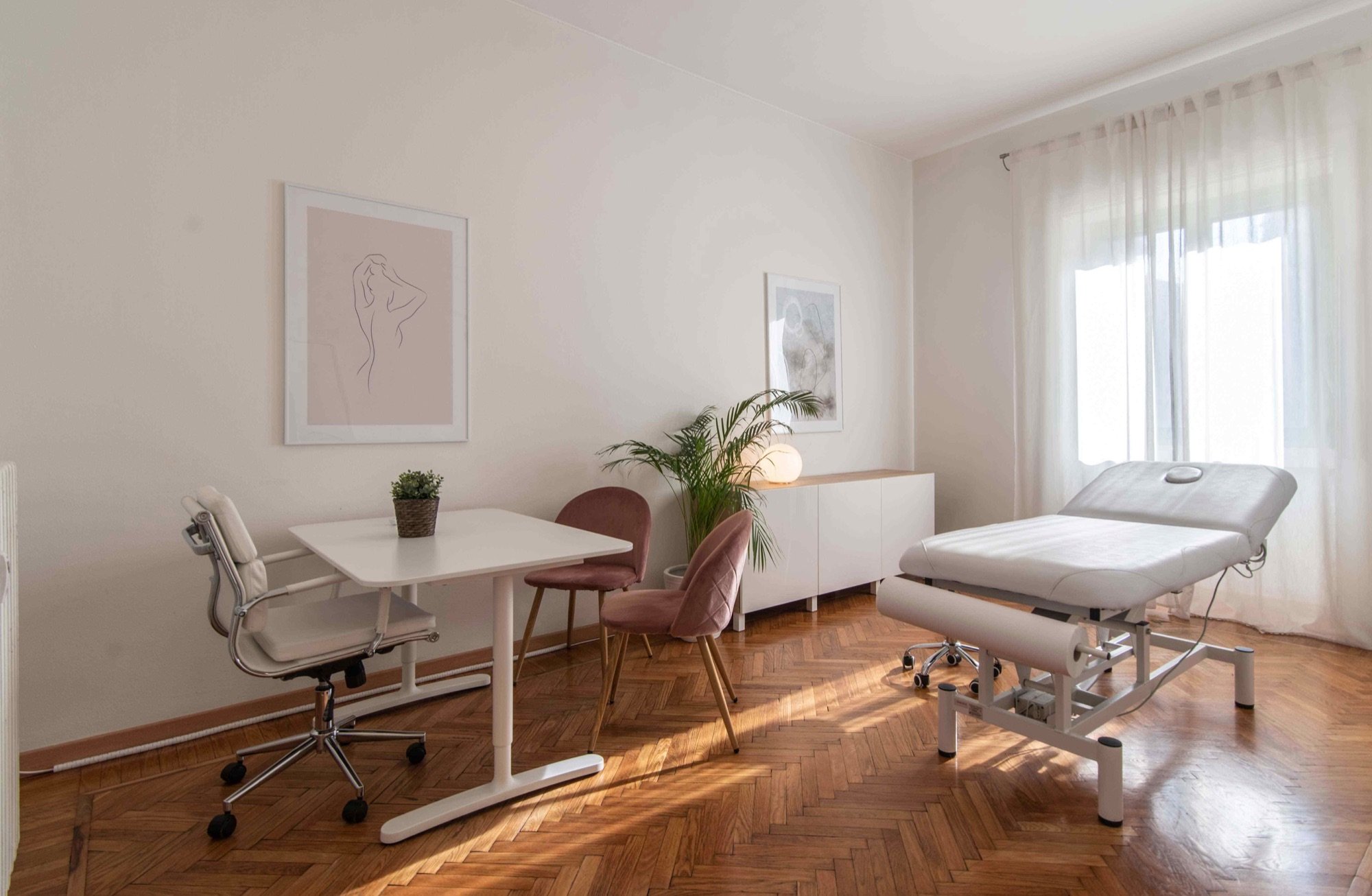 Lettino da visita con tavolo e sedute rosa in studio professionale Exclusive presso Spatium Loreto, Milano