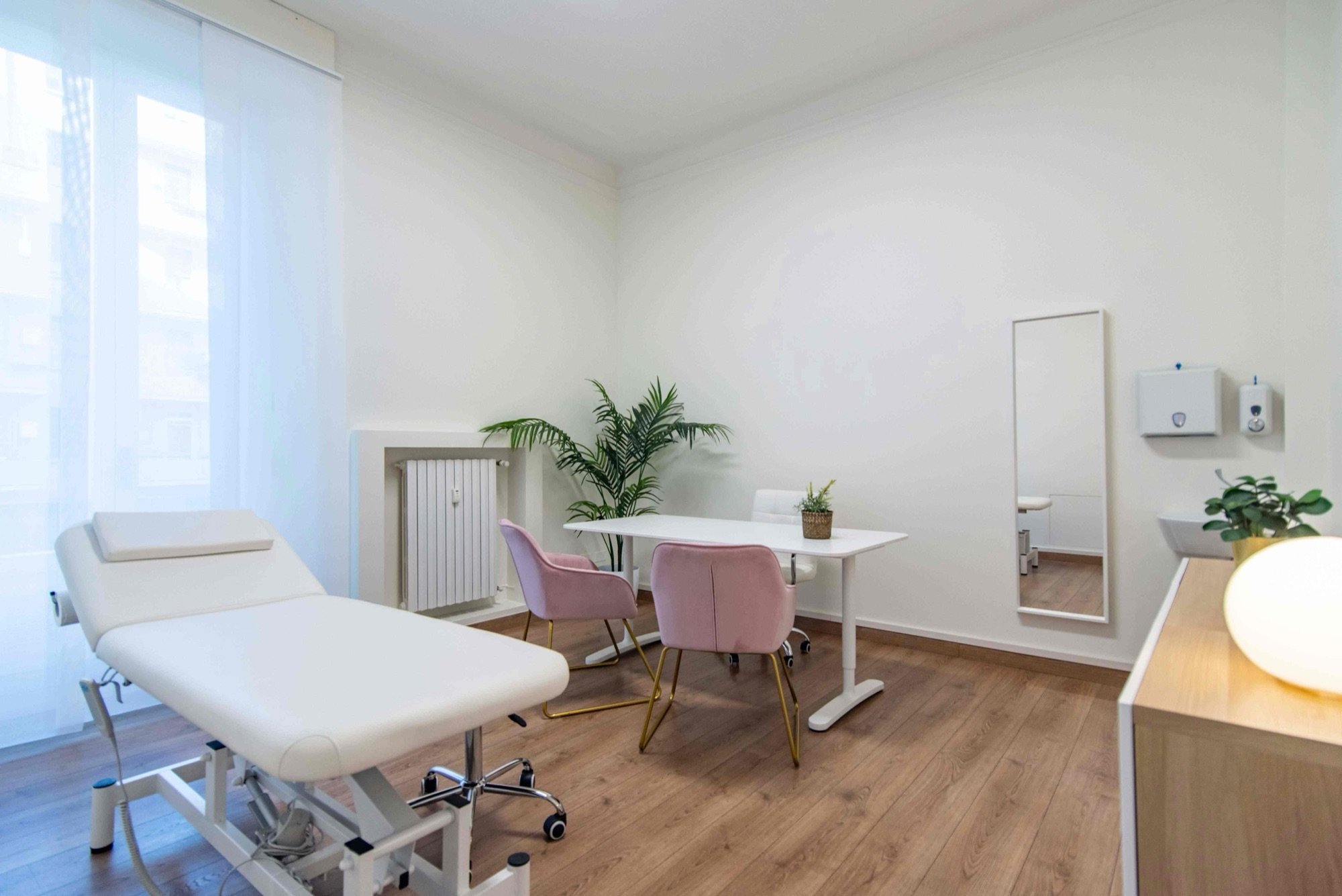 Lettino da visita con tavolo, sedute e specchio in studio professionale Exclusive presso Spatium Policlinico, Milano