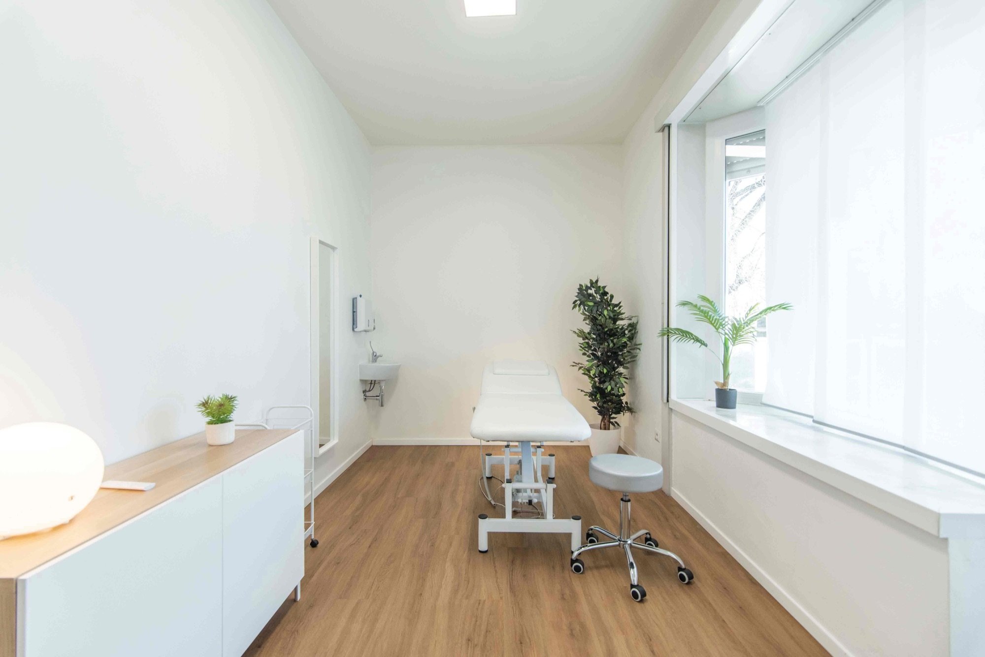 Vista longitudinale con lettino e finestra in studio professionale Premium presso Spatium Porta Romana, Milano