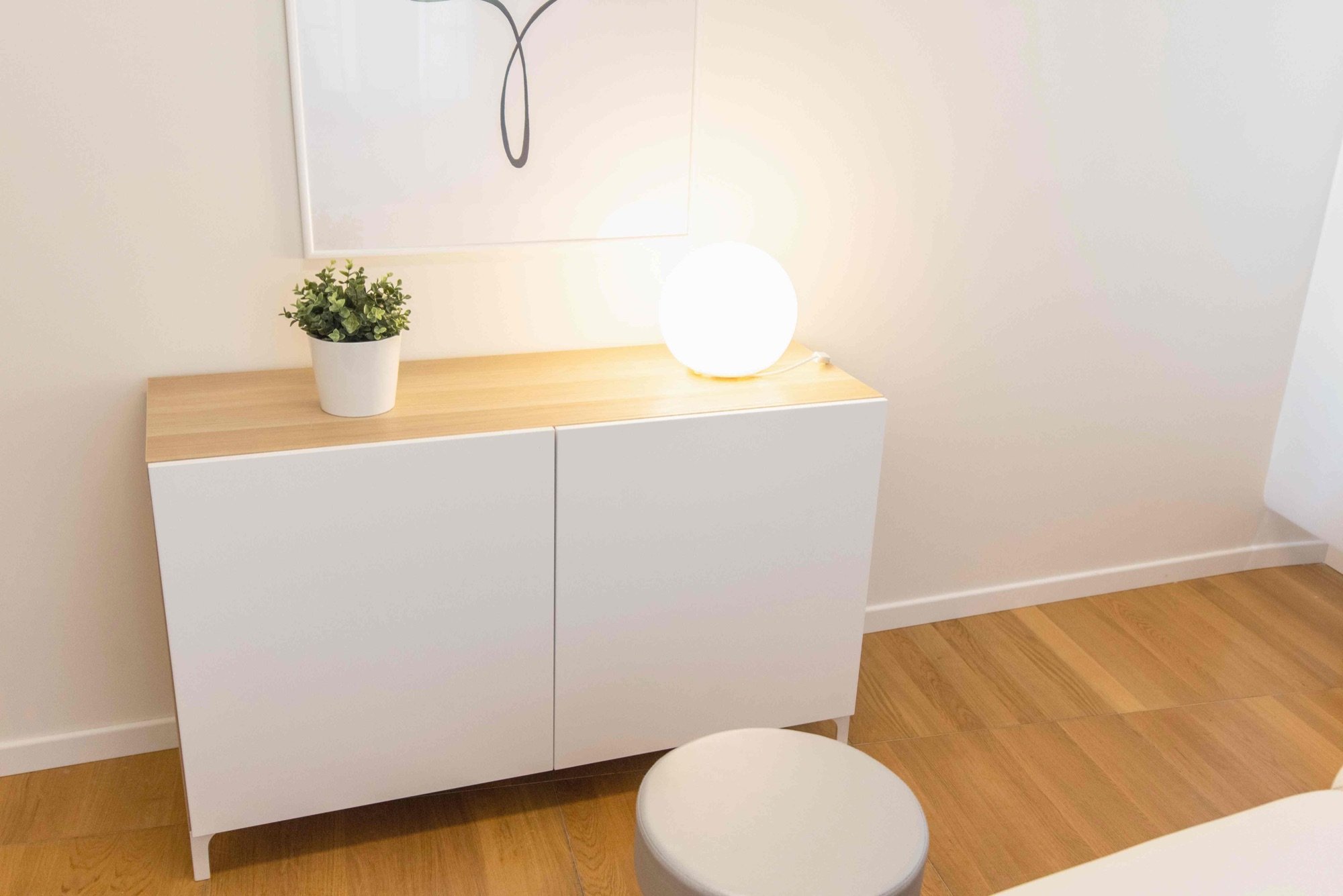 Mobile contenitore con lampada e sgabello in studio professionale Standard presso Spatium Corso Italia, Milano