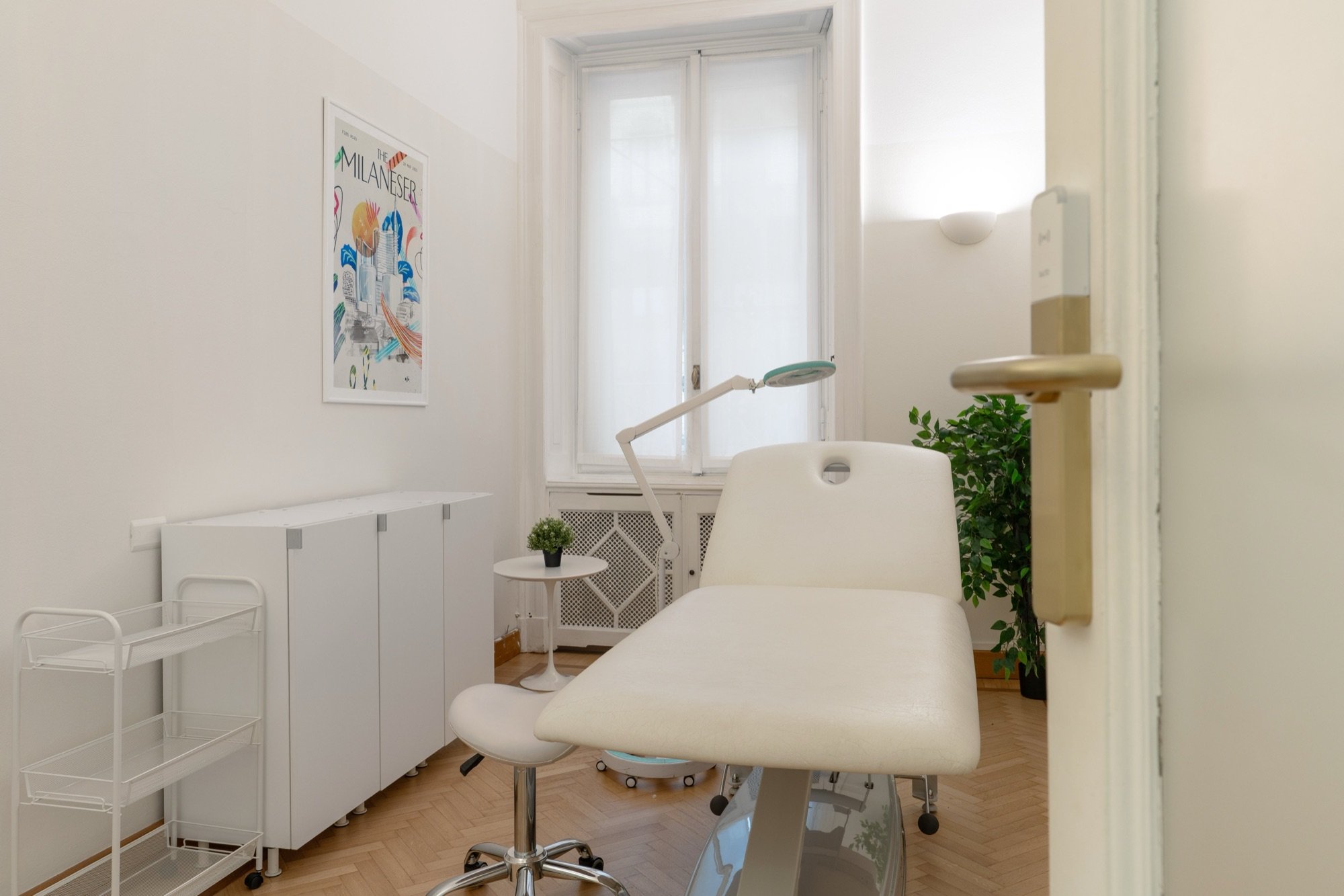Poltrona estetica con lampada e mobile bianco in studio professionale Premium presso Spatium Palestro, Milano