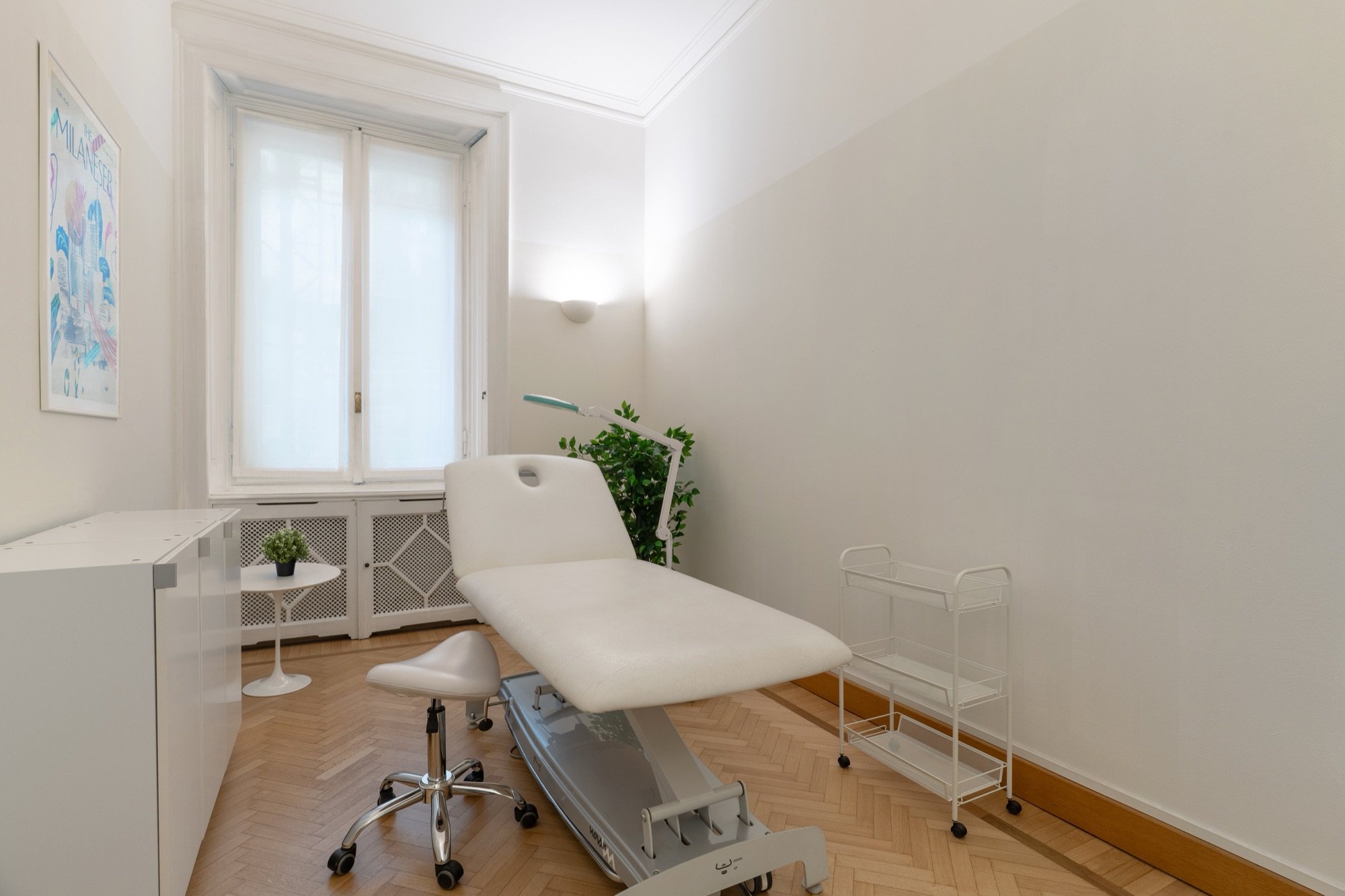 Poltrona estetica con lampada orientabile e carrello in studio professionale Premium presso Spatium Palestro, Milano