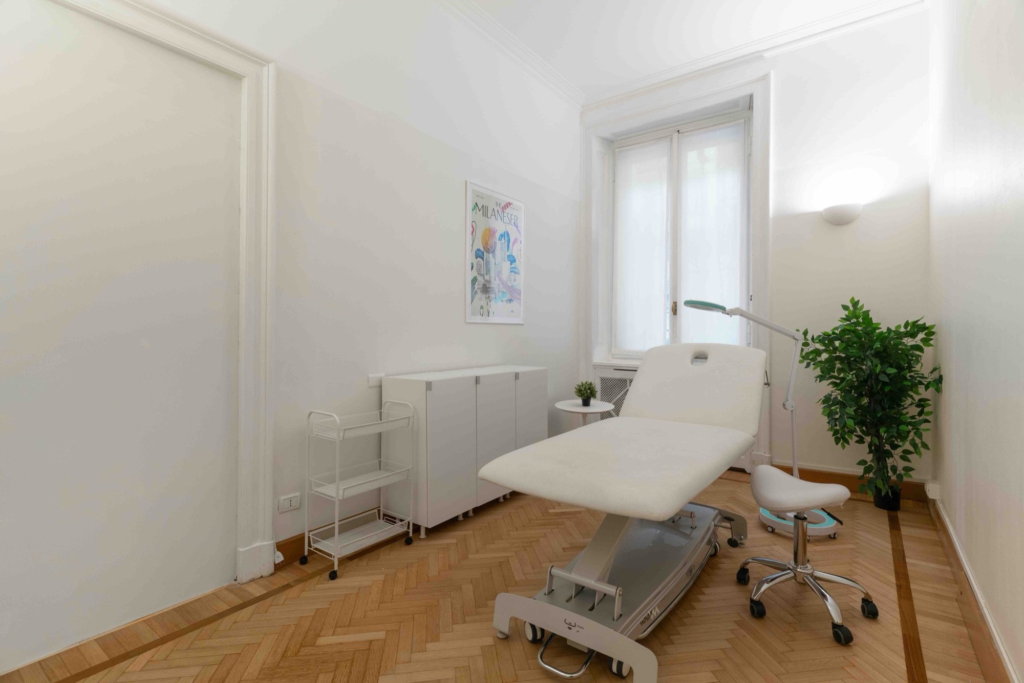 Poltrona estetica reclinabile con lampada orientabile e pianta in studio professionale Premium presso Spatium Palestro, Milano