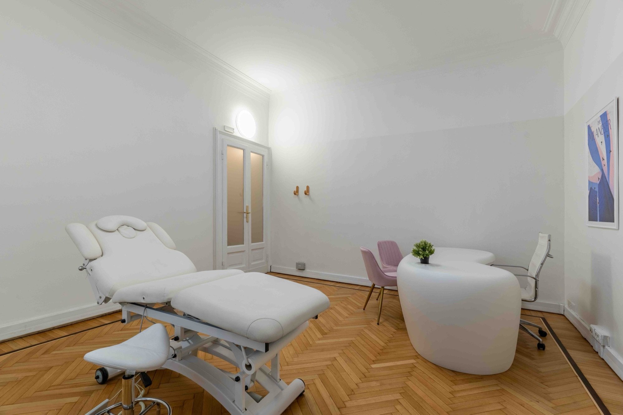 Poltrona estetica regolabile con scrivania e sedute in studio professionale Lounge presso Spatium Palestro, Milano