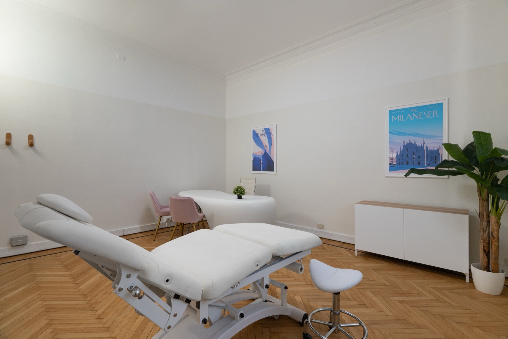 Poltrona estetica con sgabello e pianta in studio professionale Lounge presso Spatium Palestro, Milano