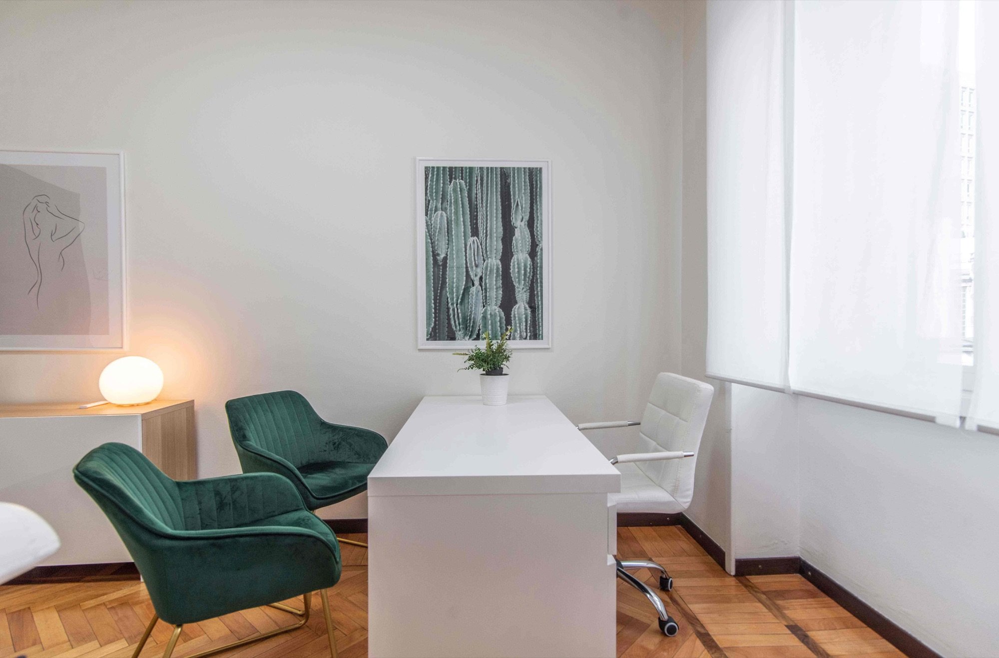 Scrivania con poltroncina verde e poltrona visitatore in studio professionale Exclusive presso Spatium Duomo, Milano
