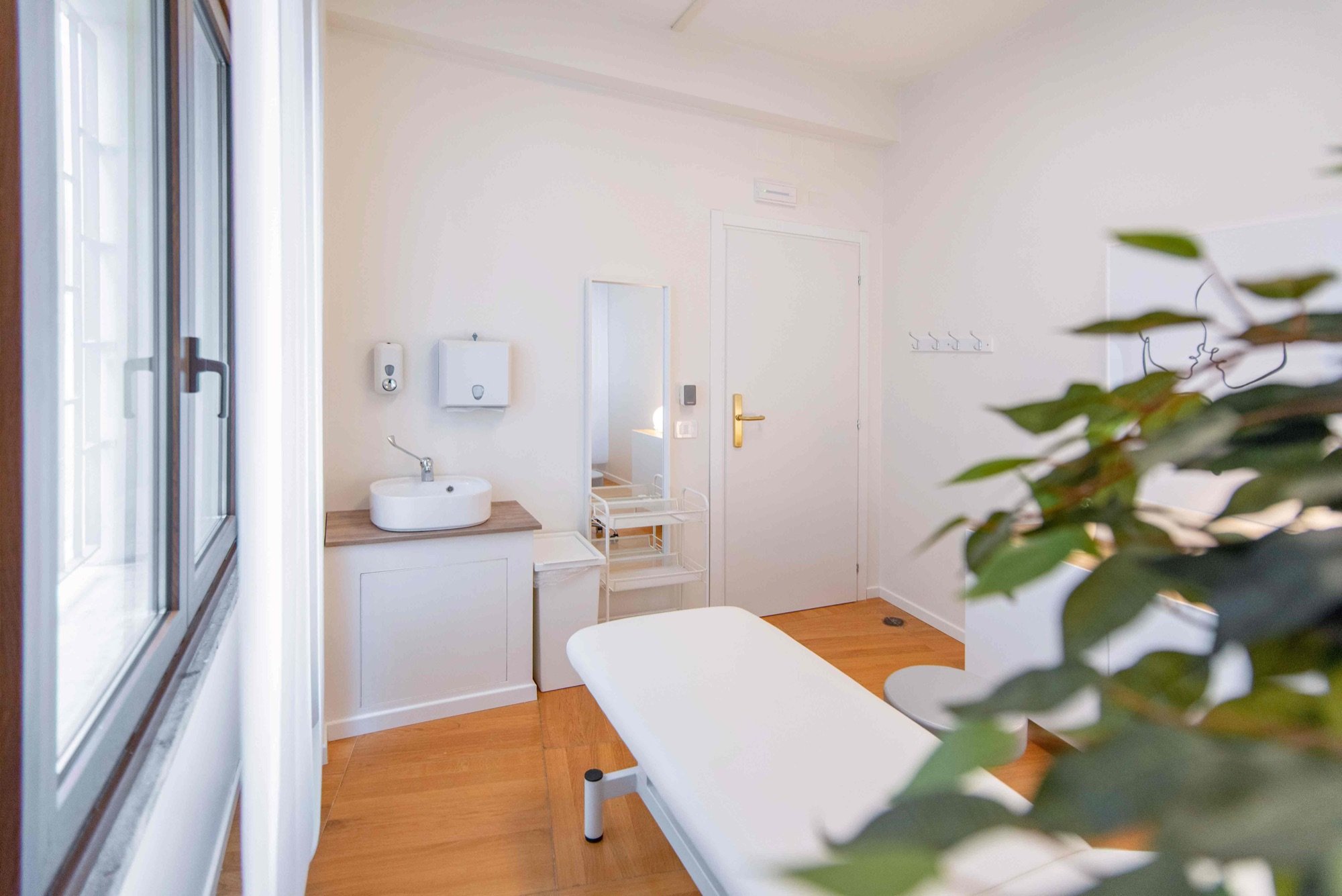Vista dello studio dalla finestra con lettino e lavabo in studio professionale Premium presso Spatium Corso Italia, Milano