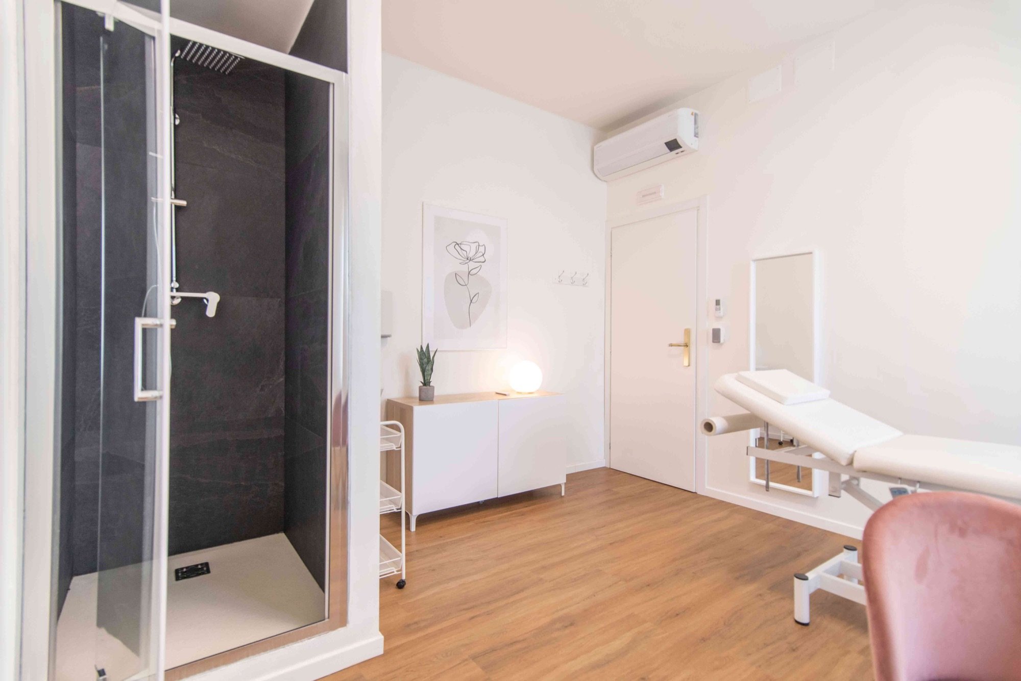Vista dello studio con doccia, lettino e tavolo in studio professionale Exclusive presso Spatium Porta Romana, Milano