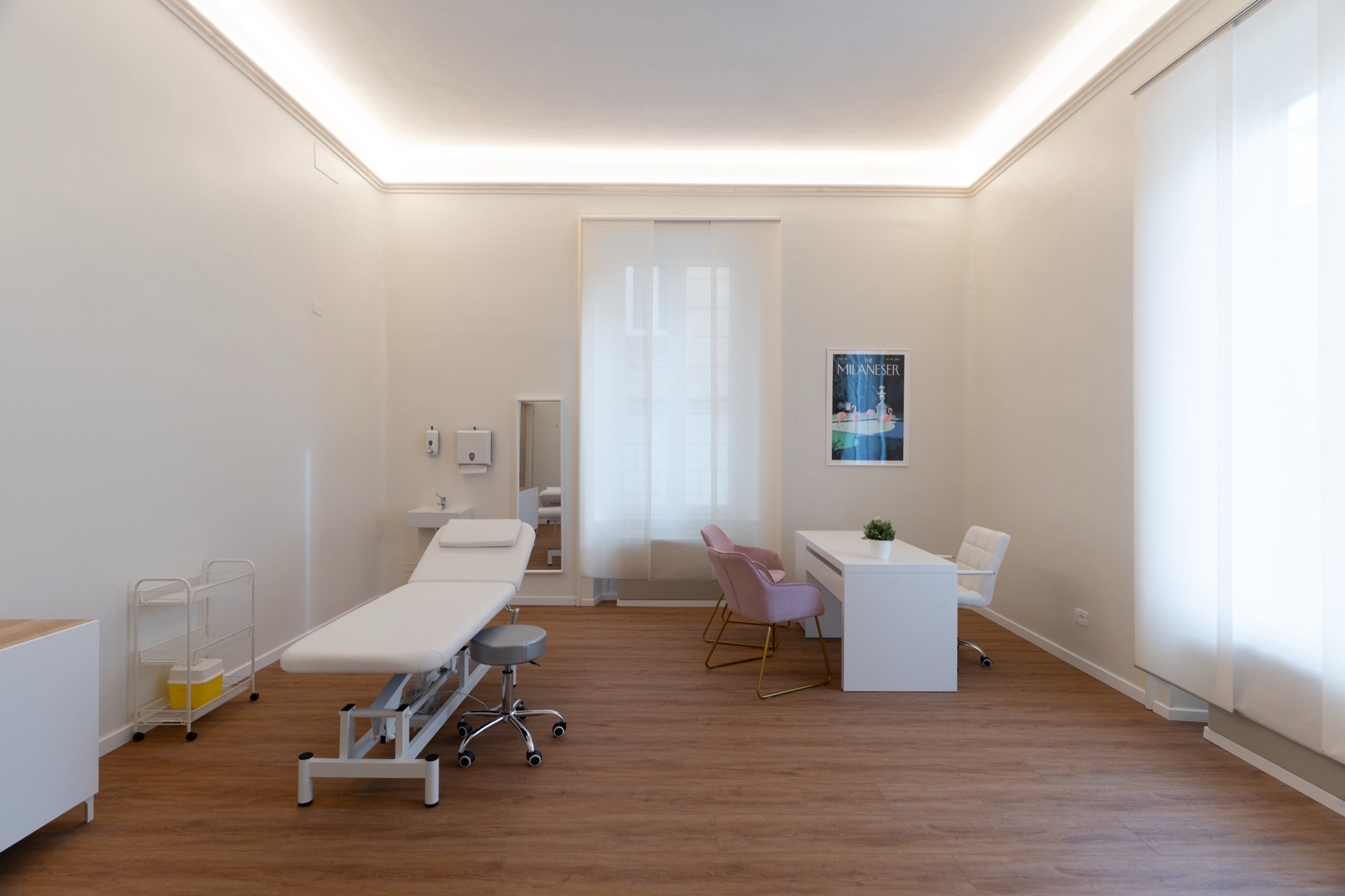 Ampio studio con lettino da visita, scrivania e divano sullo sfondo in studio professionale Lounge presso Spatium Corso Vercelli, Milano