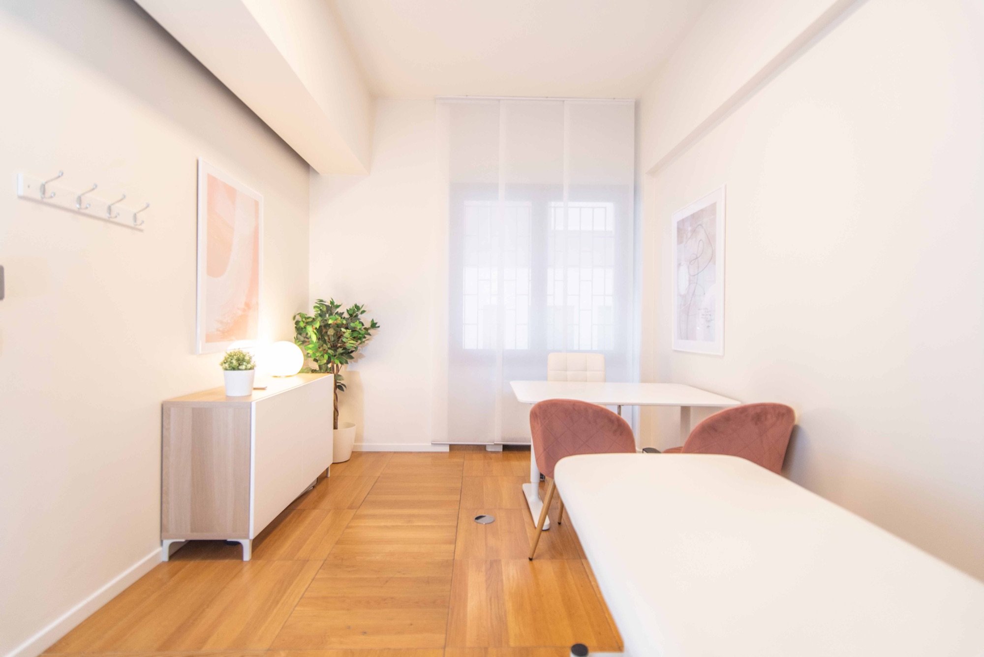 Vista ampia dello studio con tavolo e lettino in studio professionale Exclusive presso Spatium Corso Italia, Milano