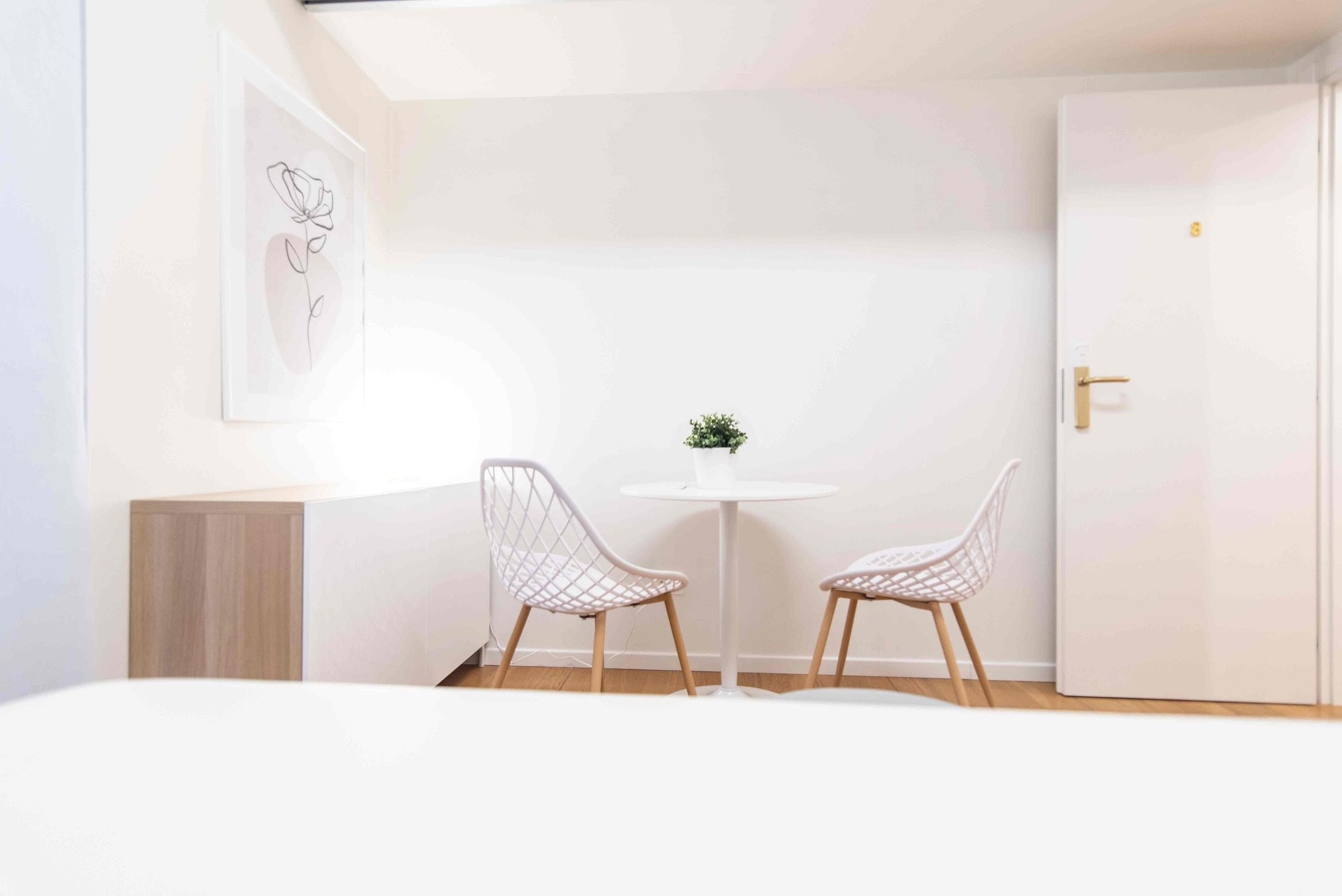 Tavolino rotondo con sedute e arredi in studio professionale Premium presso Spatium Corso Italia, Milano
