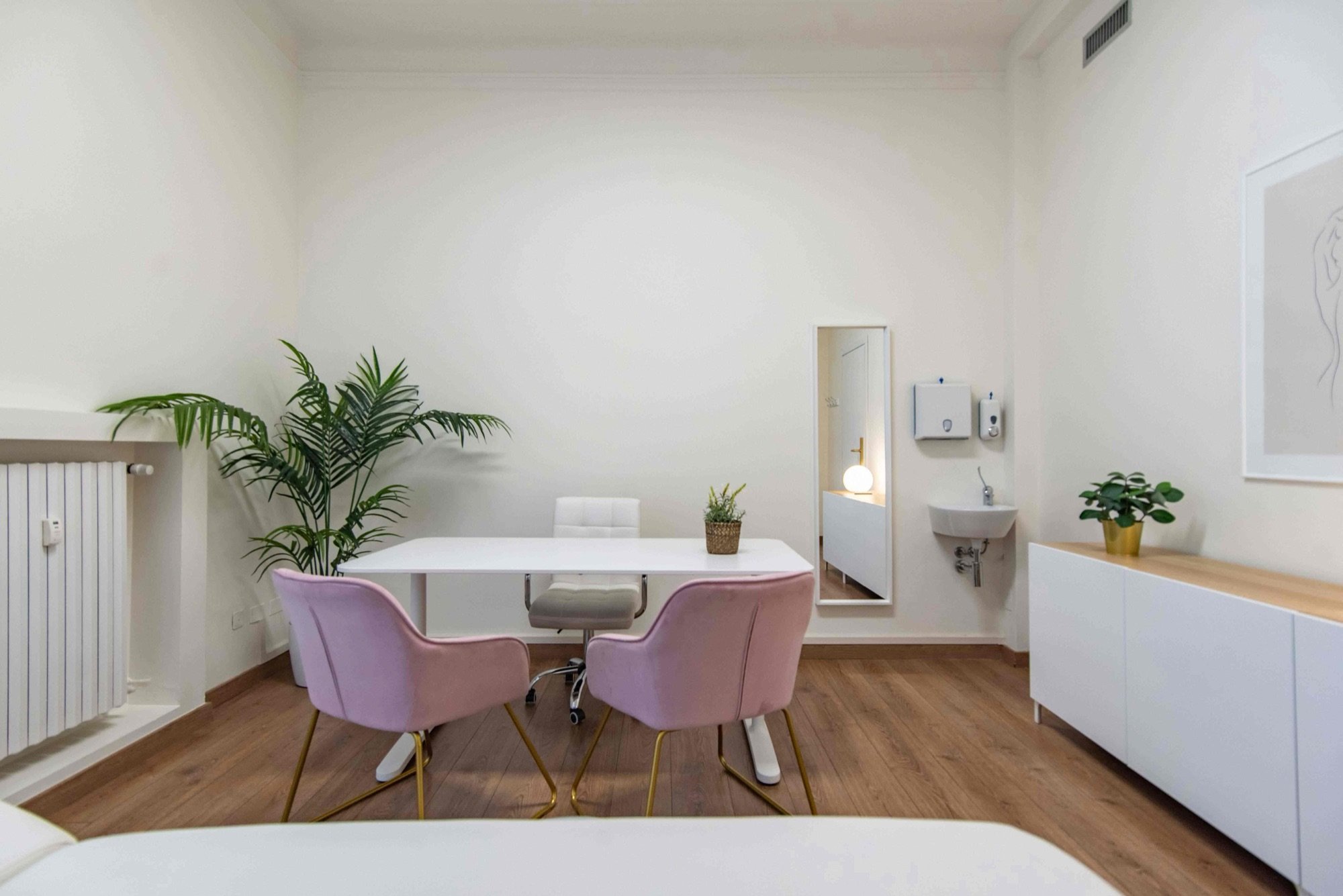 Tavolo colloquio con poltroncine, lavabo e specchio in studio professionale Exclusive presso Spatium Policlinico, Milano