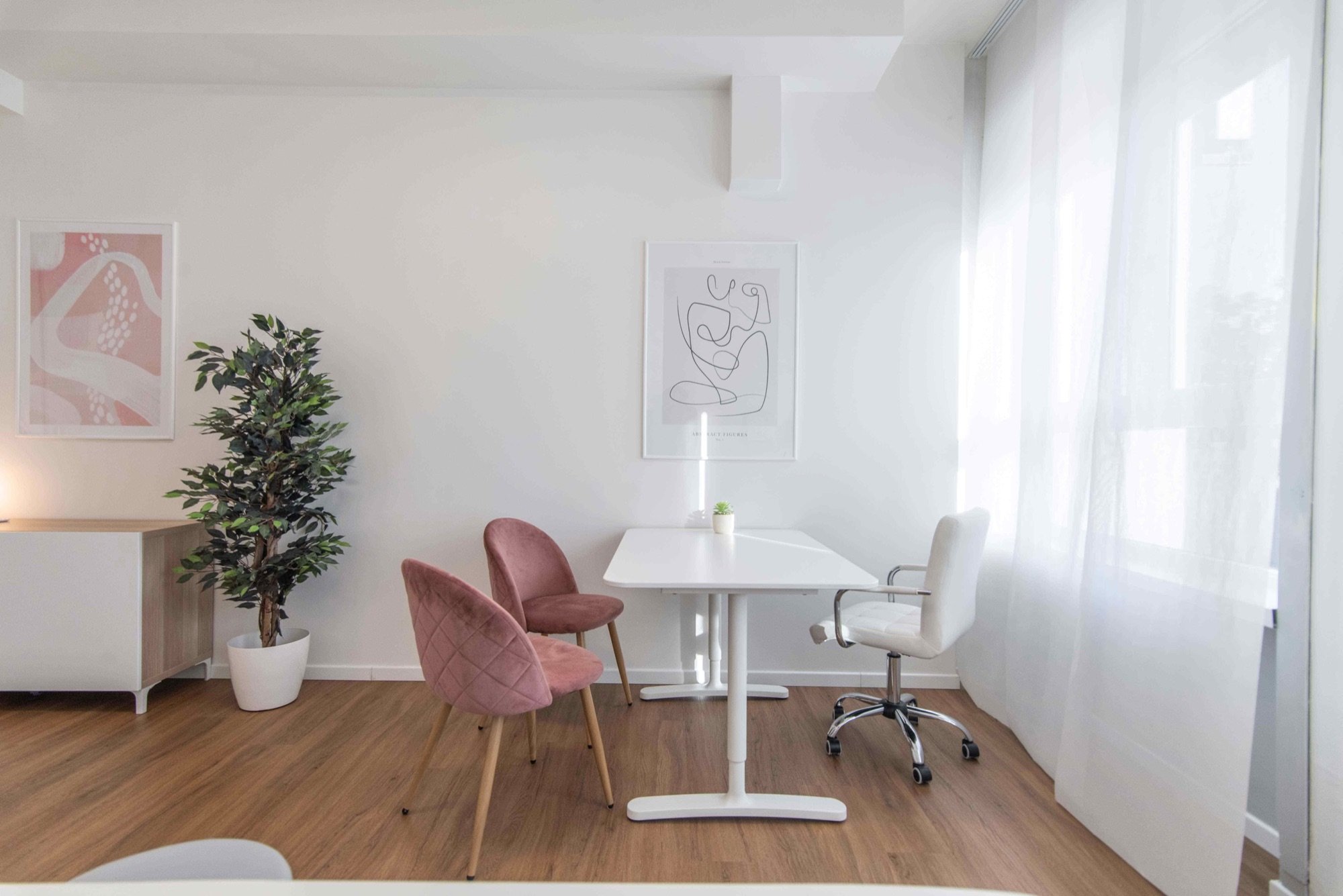 Tavolo colloquio con poltroncine e pianta in studio professionale Top presso Spatium Porta Romana, Milano