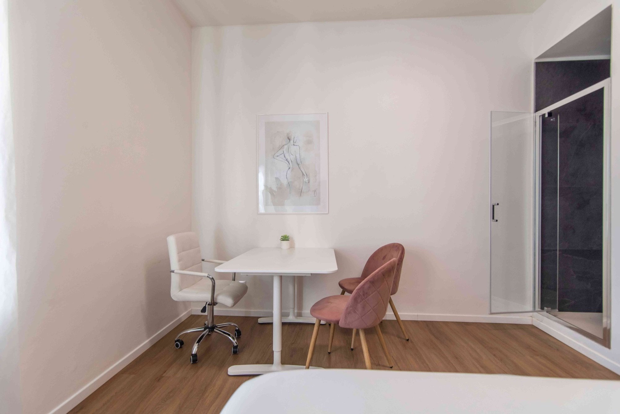 Tavolo colloquio con sedute vicino alla doccia in studio professionale Exclusive presso Spatium Porta Romana, Milano