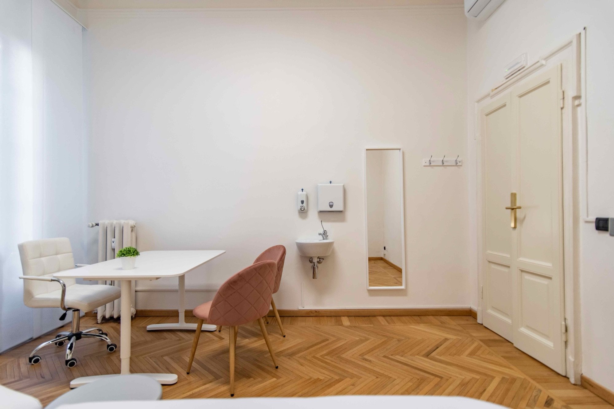 Tavolo per colloquio con sedute e lavabo in studio professionale Exclusive presso Spatium Cinque Giornate, Milano