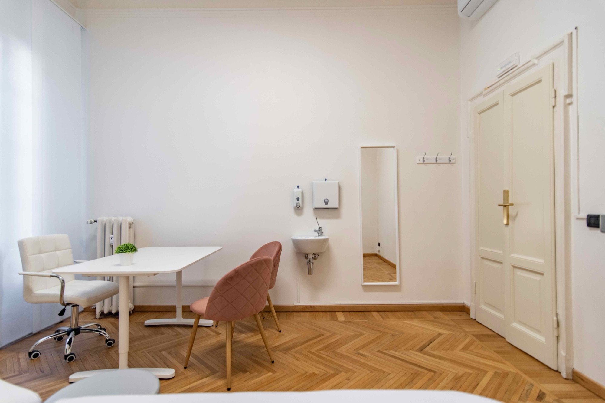 Tavolo per colloquio con sedute e lavabo in studio professionale Exclusive presso Spatium Cinque Giornate, Milano