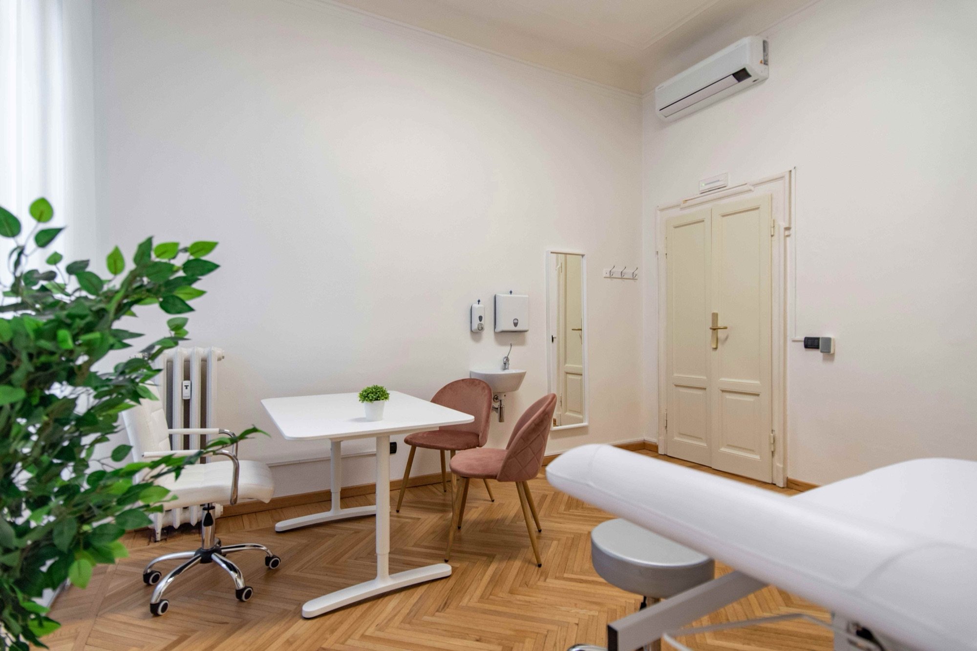 Tavolo per colloquio con sedute e lettino in primo piano in studio professionale Exclusive presso Spatium Cinque Giornate, Milano