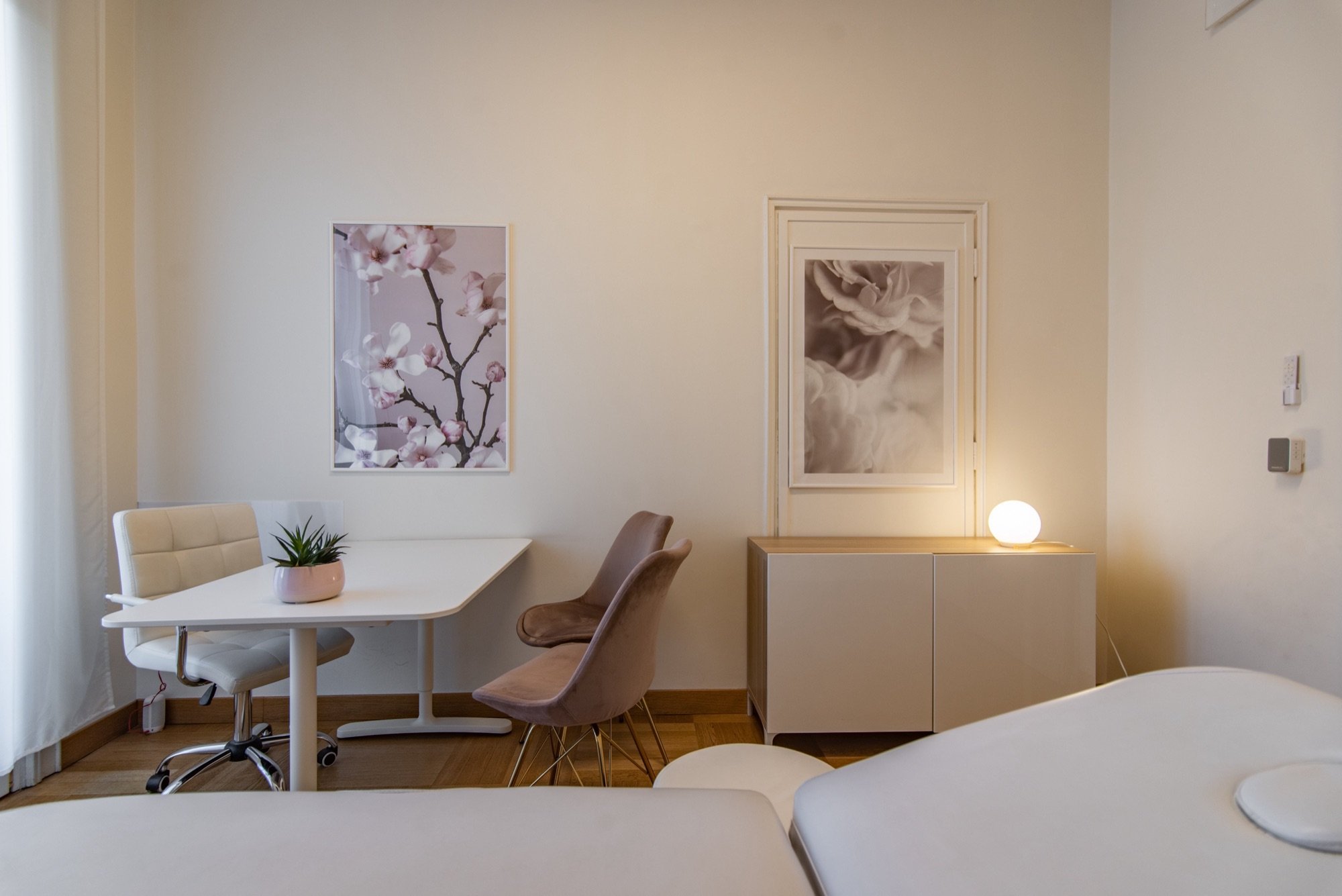 Tavolo colloquio con sedute e mobile illuminato in studio professionale Top presso Spatium Missori, Milano