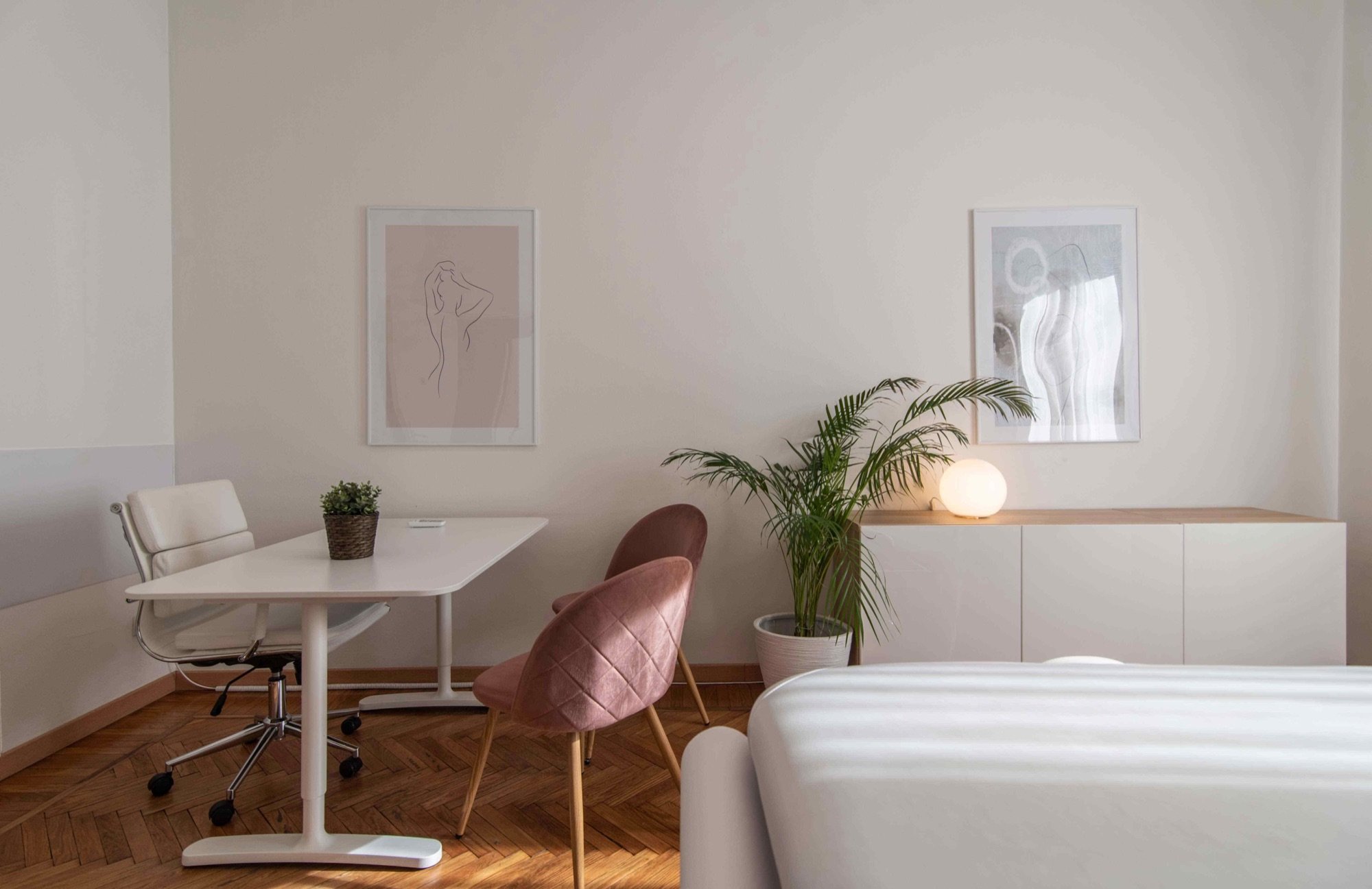 Tavolo colloquio con sedute, mobile e lettino in studio professionale Exclusive presso Spatium Loreto, Milano
